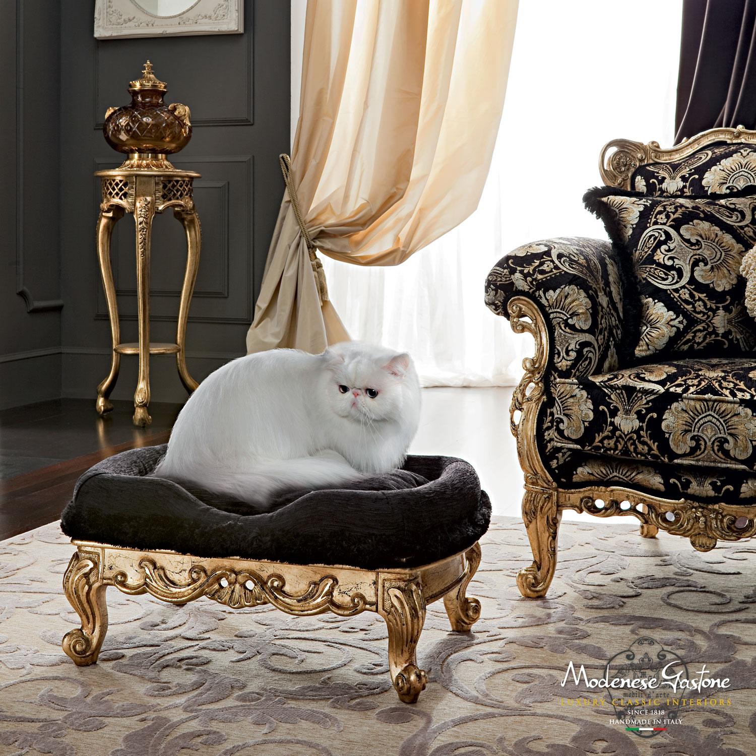 Dieses verführerische Sofa empfängt die Gäste mit seinem breiten Format und dem extravaganten Design. Dieser Viersitzer mit Armlehne im klassischen Barockstil. Der Sofakorpus mit exklusivem Polsterdesign sitzt auf dem goldenen Sockel mit