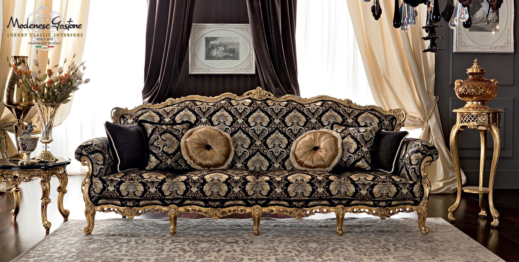 italien Grand canapé baroque quatre places en bois massif et feuille d'or patiné en vente