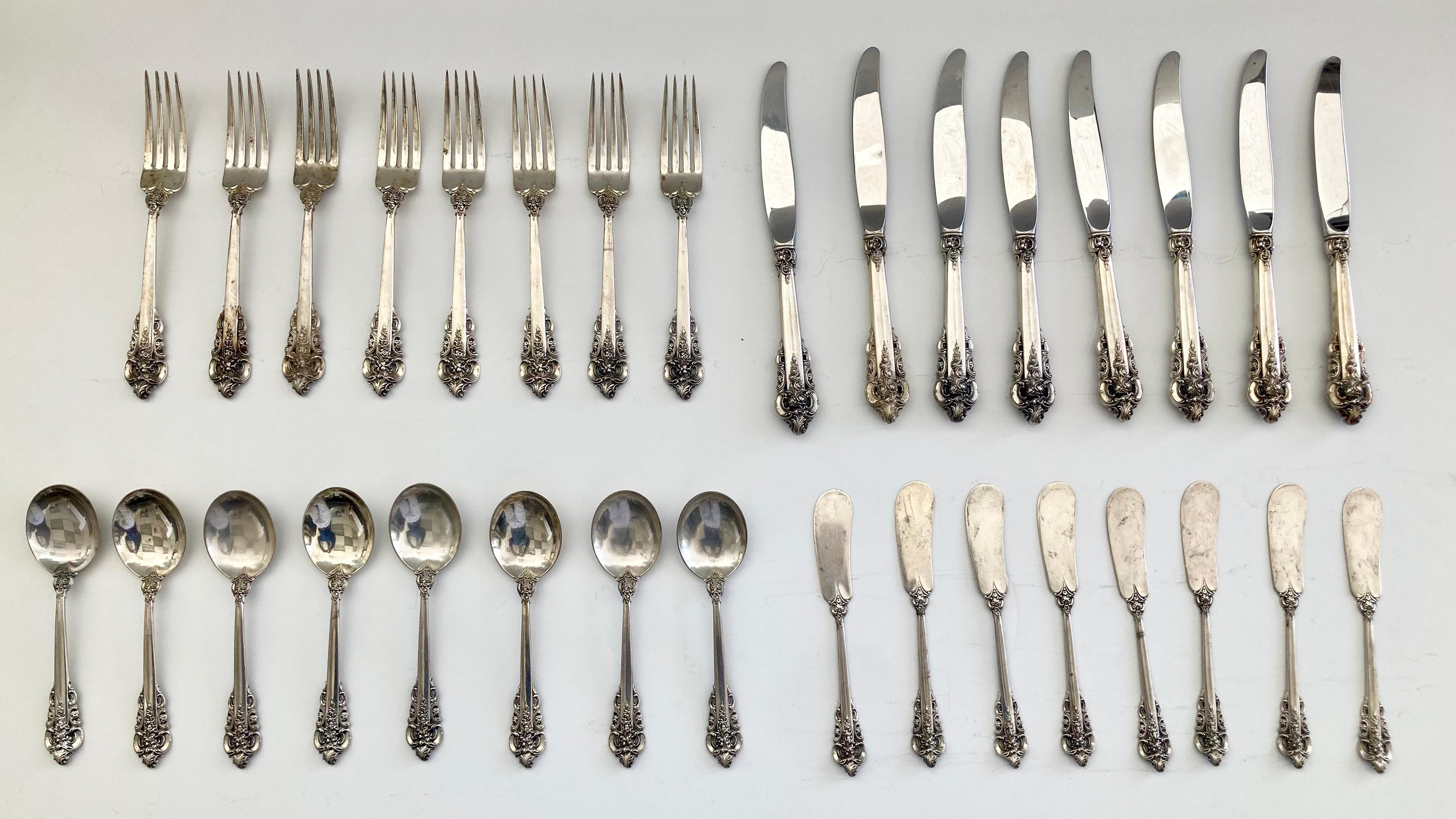 Großes barockes Sterlingsilber-Besteck von Wallace. 32 Teile, bestehend aus 8 Tafelgabeln, 8 Tafelmessern, 8 großen Löffeln für Suppe oder Dessert und 8 Buttermessern. Perfekt für den sofortigen Einsatz für die Unterhaltung oder als Starter-Set zu