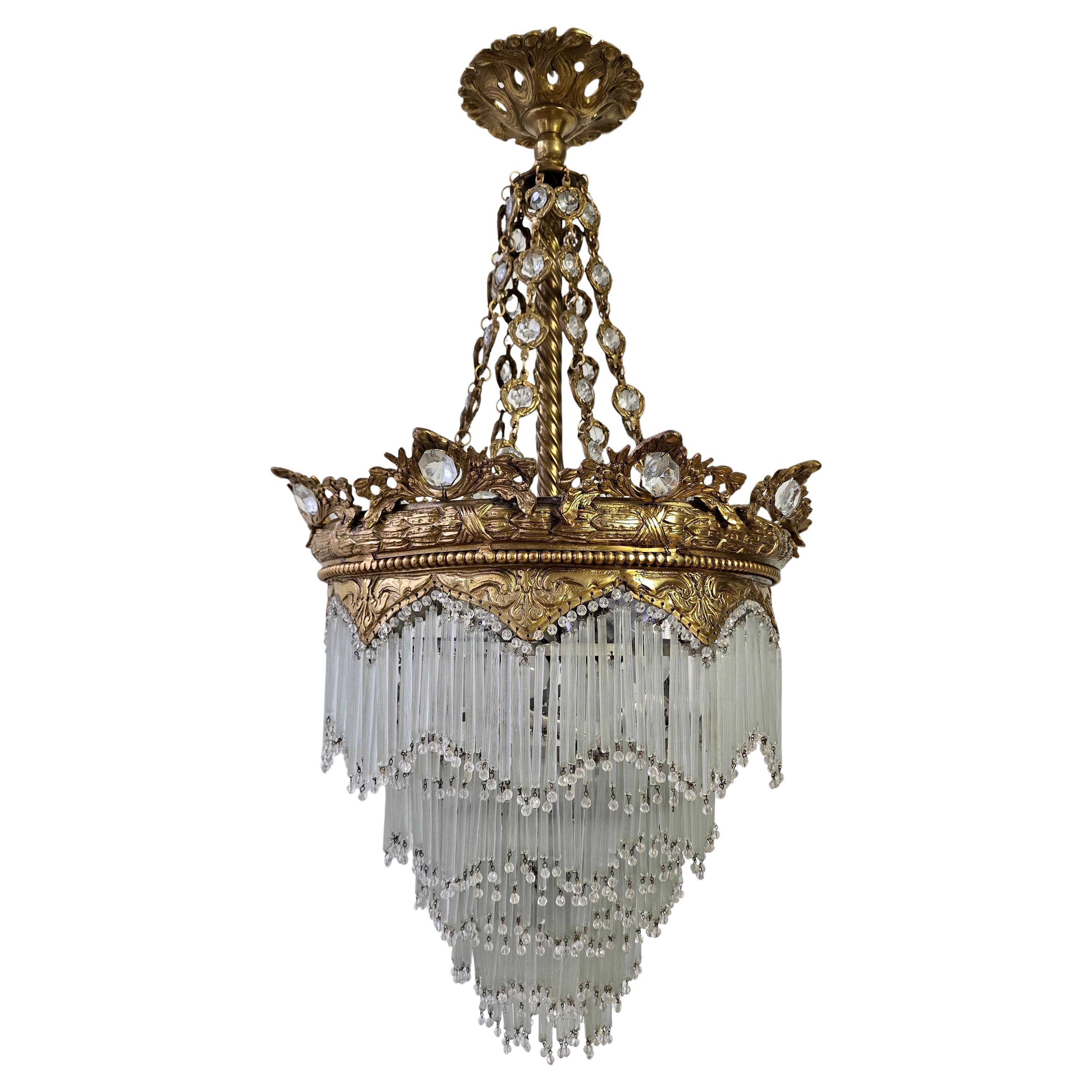 Lampadario a corona Grand Belle Époque con frangia in vetro opalino, Continentale in vendita