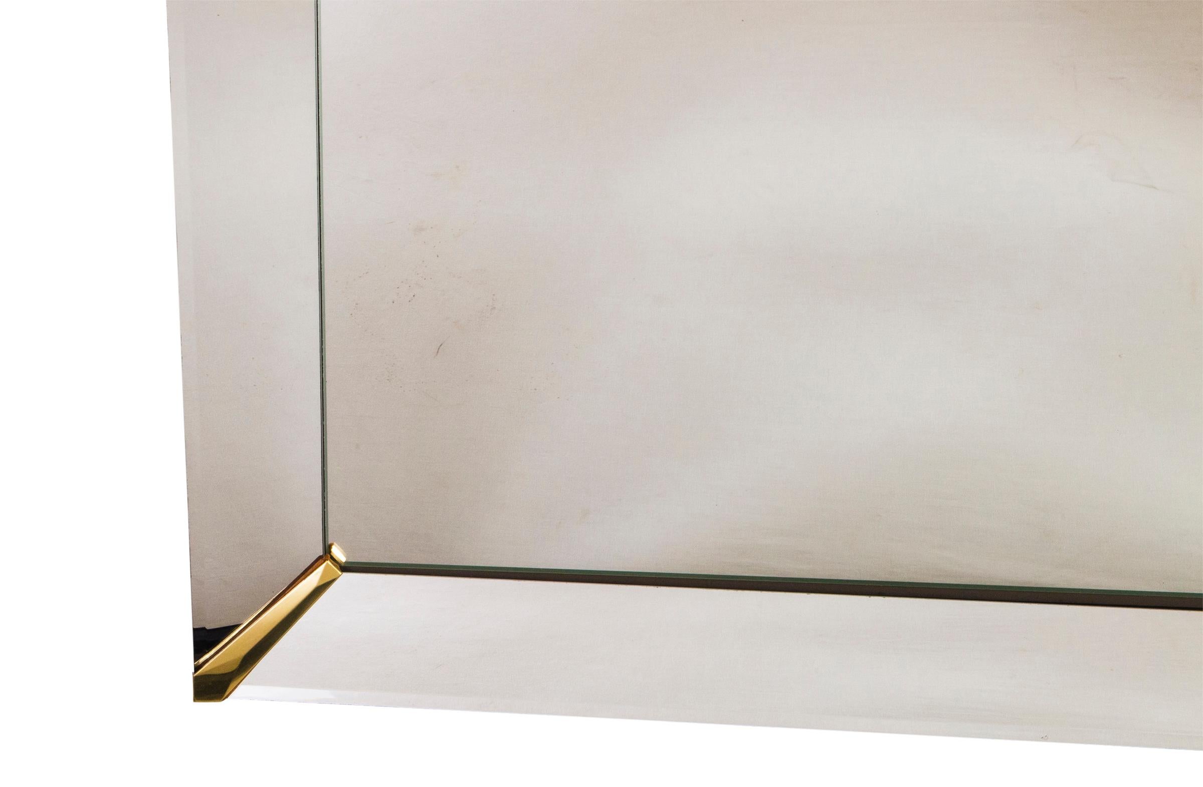 Biseauté Grand miroir biseauté avec accents d'angle en laiton en vente
