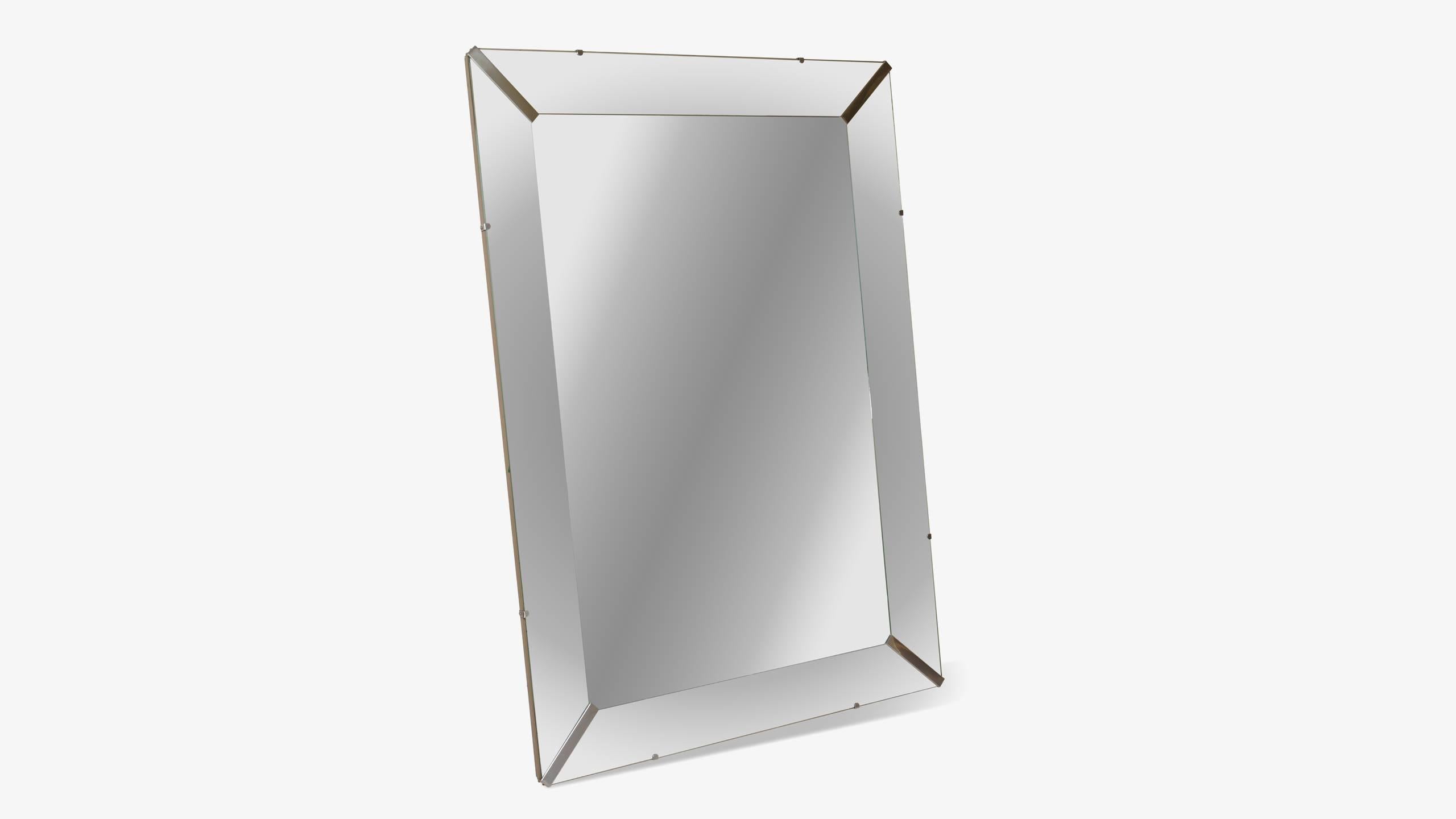 Ein zeitloses Design in überdimensionaler Größe. Dieser eindrucksvoll proportionierte Spiegel ist eine wunderbare Ergänzung für ein großes Foyer oder ein Esszimmer. Da dieser Spiegel sowohl im Hoch- als auch im Querformat an der Wand montiert werden