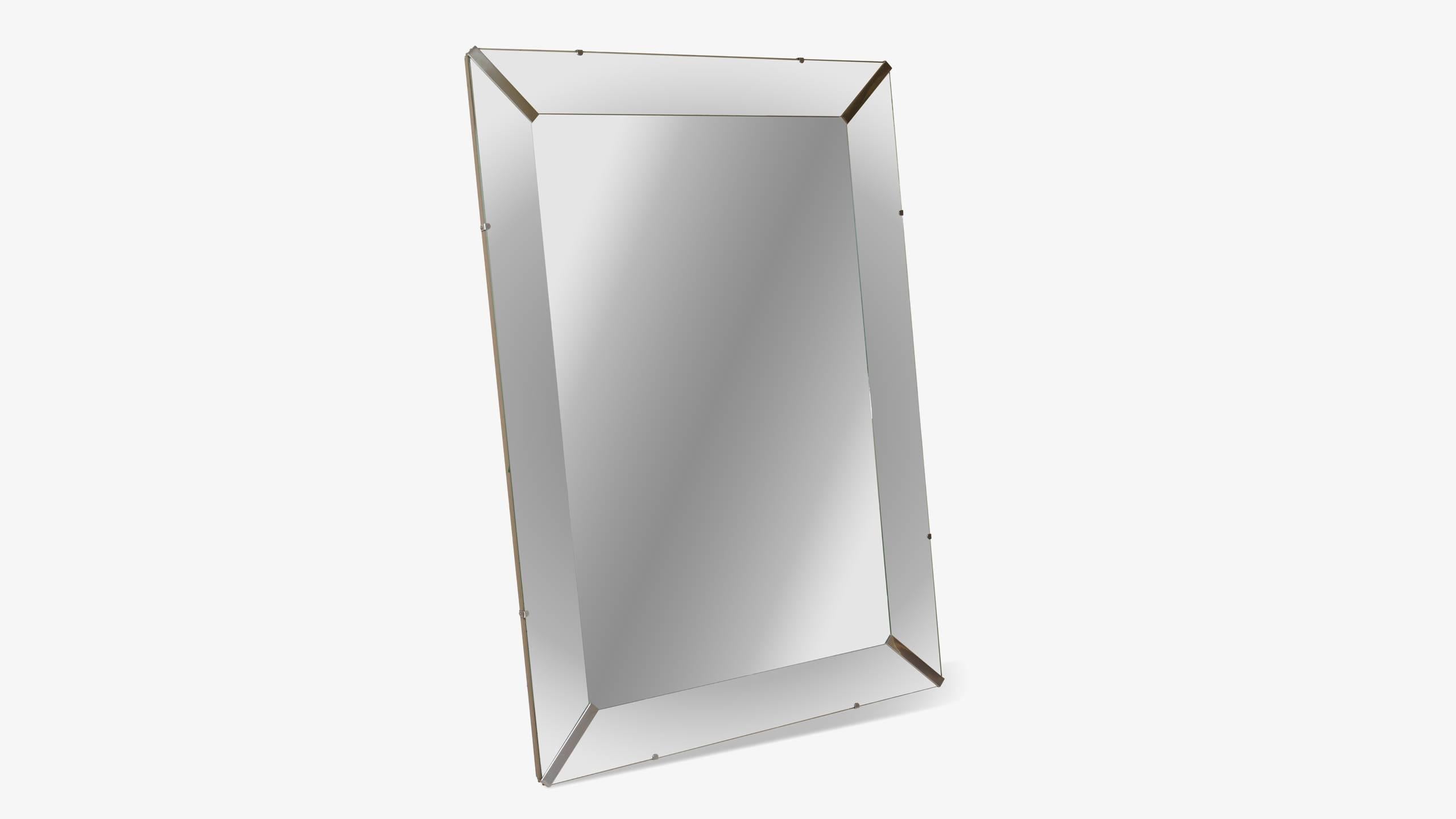 Un design intramontabile, ridimensionato a dimensioni colossali. Questo specchio dalle proporzioni imponenti è un'aggiunta straordinaria a un grande foyer o a una sala da pranzo. Grazie alla possibilità di essere montato a parete sia in verticale