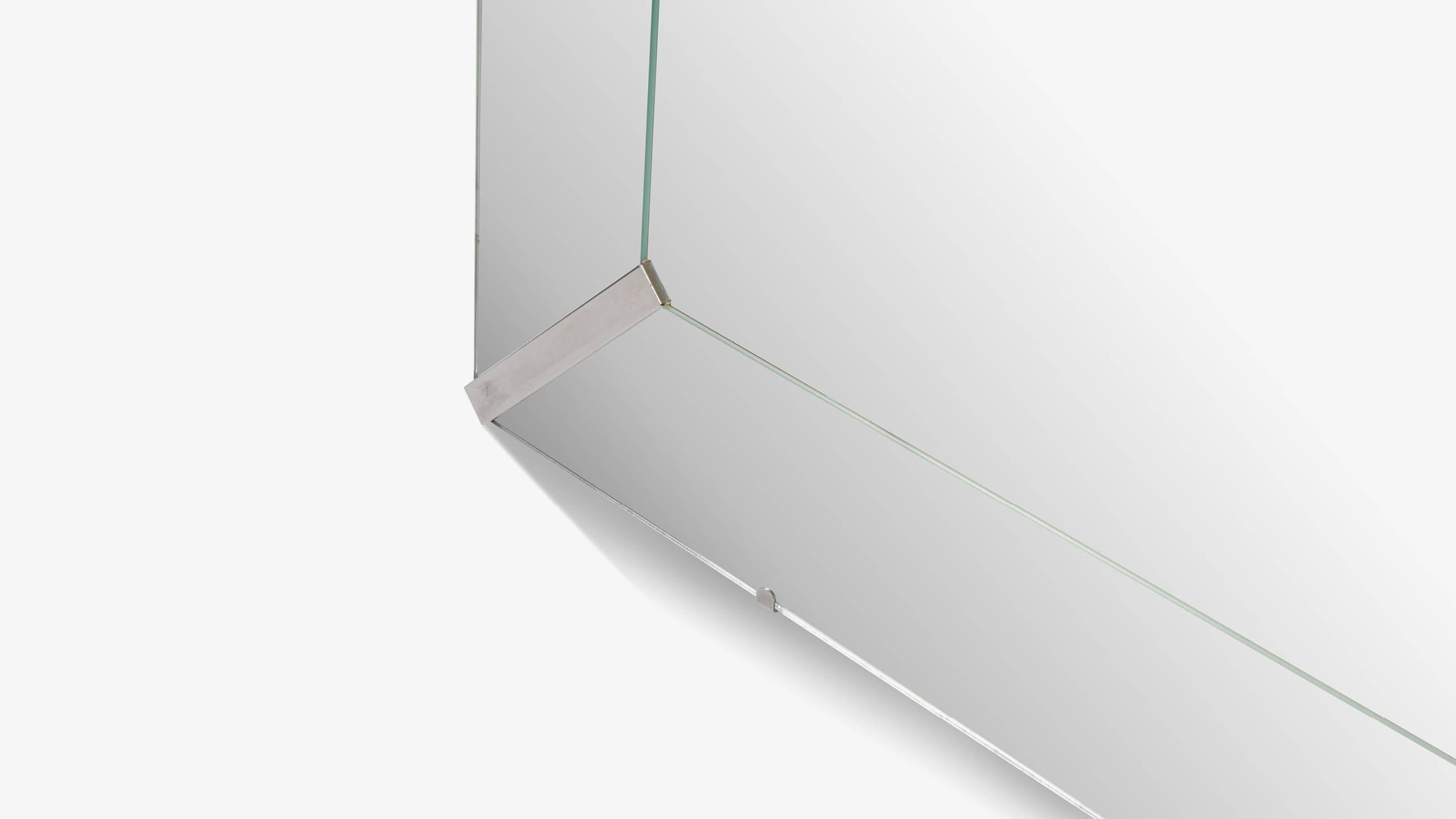 Grand Beveled Mirror mit Nickel-Eckakzenten (Moderne der Mitte des Jahrhunderts) im Angebot