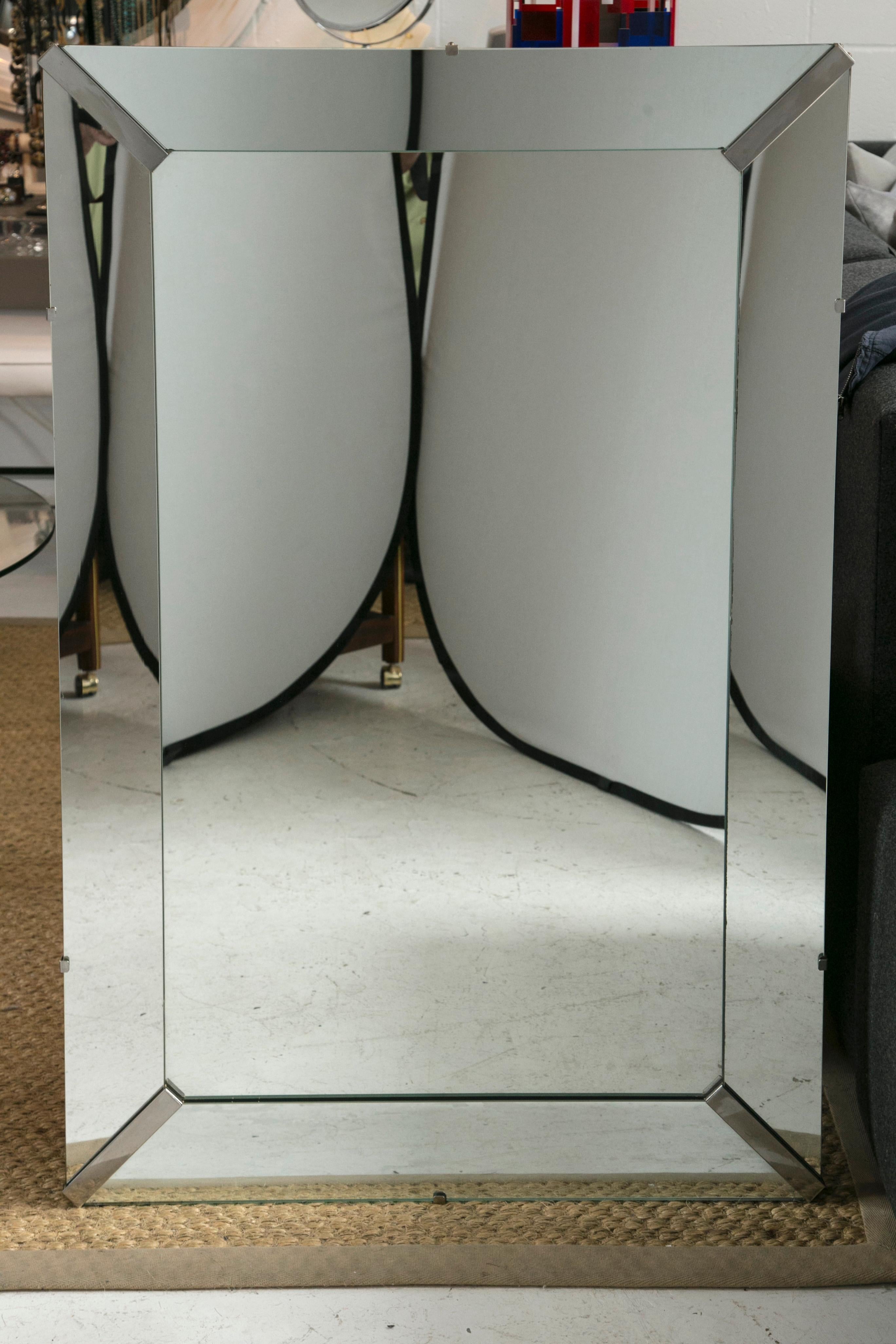 Mid-Century Modern Grand miroir biseauté avec accents d'angle en nickel en vente