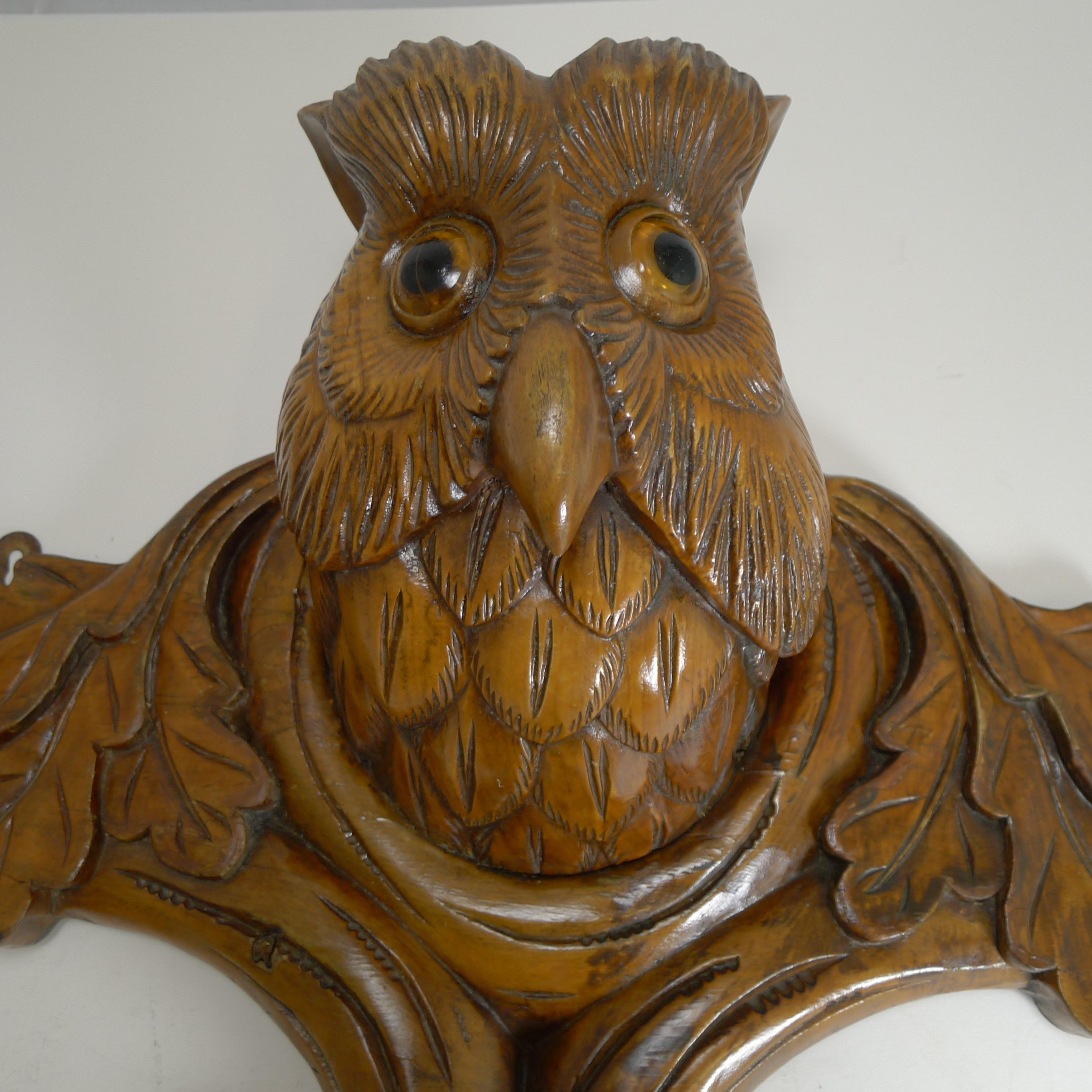 A magnificent find, a true piece of wall art, this is an impressive hand-carved Black Forest coat / hat stand featuring a beautifully executed Owl to the centre with three substantial pegs.

The Owl is flanked each side with carved Oak leaves; he