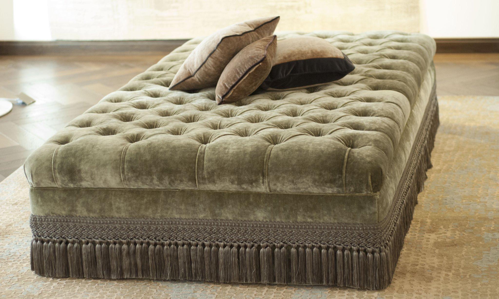 'GRAND BLOQUE' Luxuriöser OTTOMAN von JEFF AIRD ~ Handgefertigt auf Bestellung in England (Englisch) im Angebot