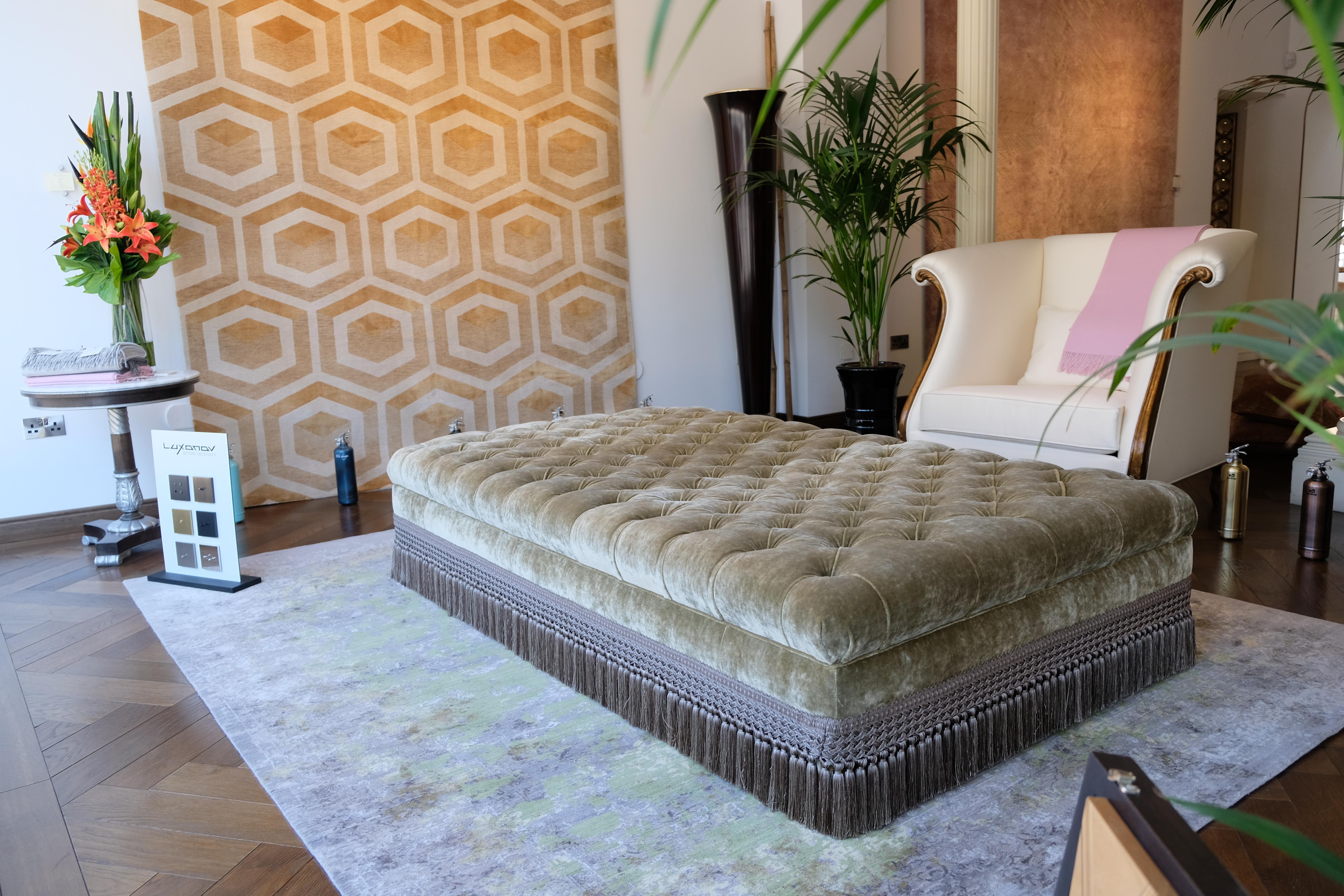 'GRAND BLOQUE' Luxuriöser OTTOMAN von JEFF AIRD ~ Handgefertigt auf Bestellung in England im Zustand „Neu“ im Angebot in Dublin, IE