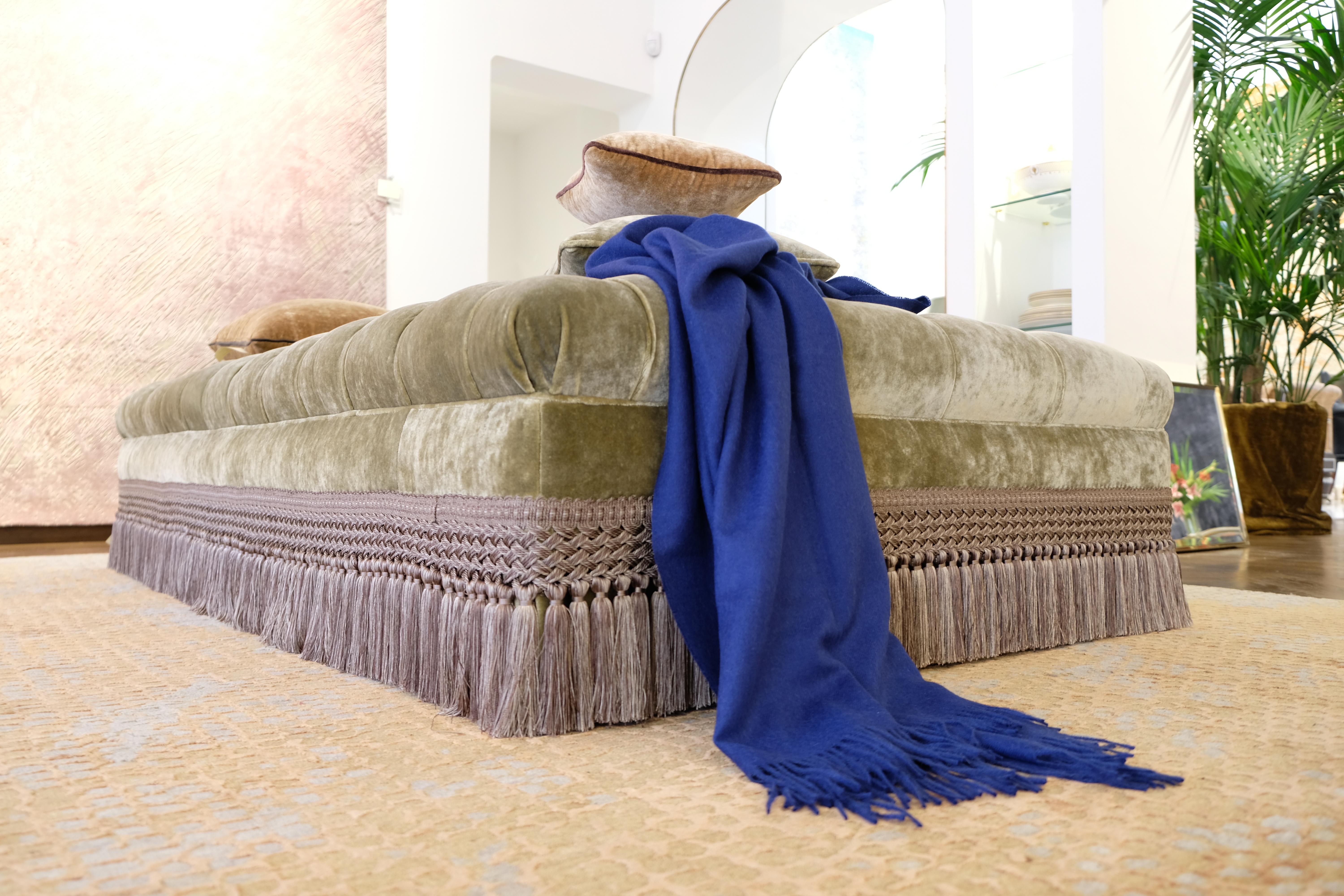 'GRAND BLOQUE' Luxuriöser OTTOMAN von JEFF AIRD ~ Handgefertigt auf Bestellung in England (21. Jahrhundert und zeitgenössisch) im Angebot