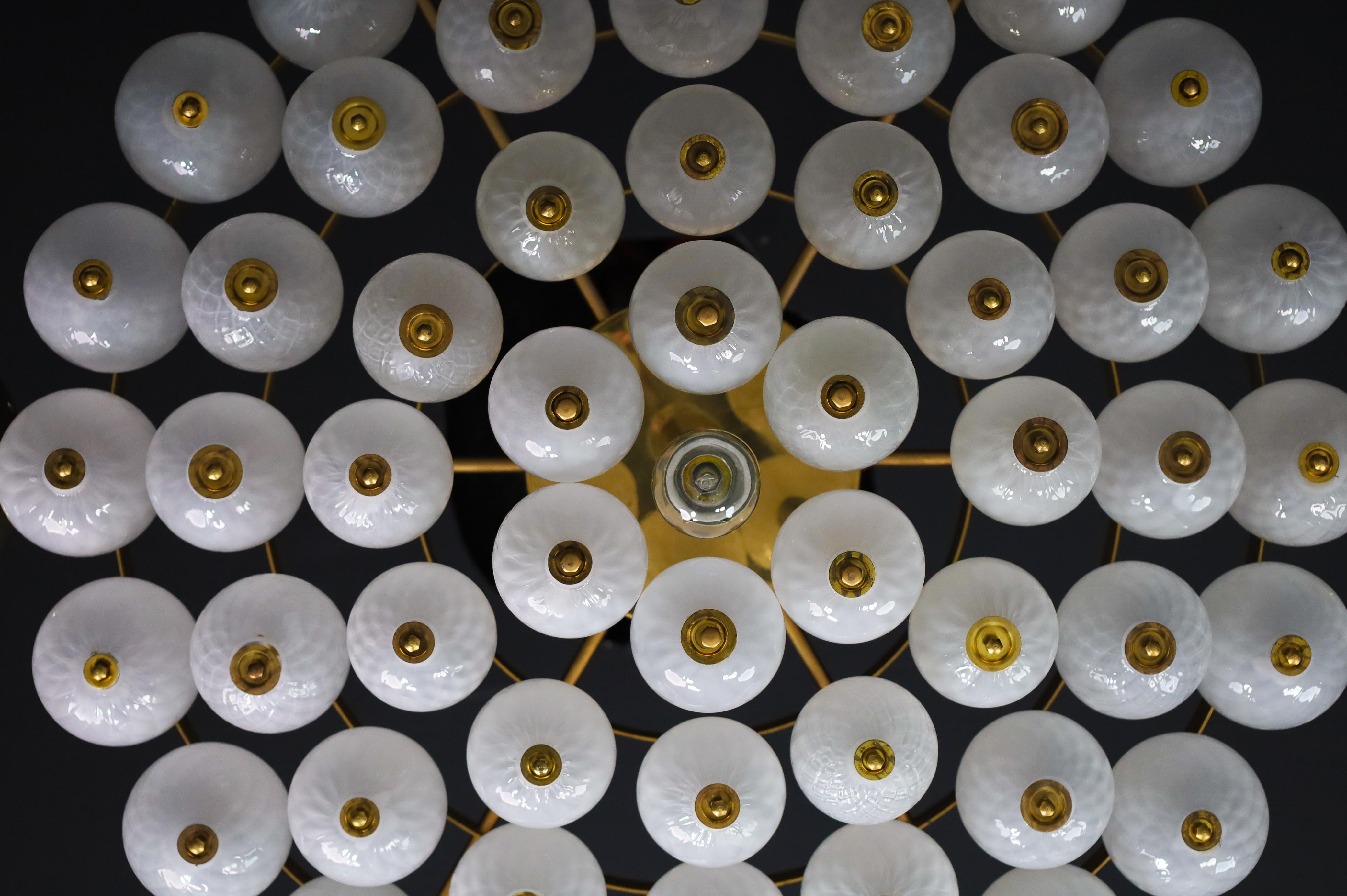 Groer bhmischer Kronleuchter mit Messingbefestigung und mundgeblasenen Milchglasglsern im Zustand „Gut“ im Angebot in Almelo, NL