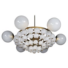Grand lustre de Bohme avec luminaire en laiton et globes en verre dpoli souffl  la main