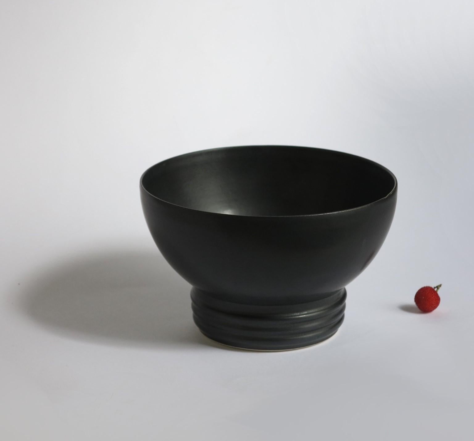Große Schale noir von Cica Gomez
Abmessungen: Ø 17,5 x H 11 cm
MATERIALIEN: Steingut


Gewöhnliche Objekte. Meine Arbeit ist zunächst von der Suche nach der Linie bestimmt. Diejenige, die er zeichnet, wenn das Objekt Form und Platz im Raum