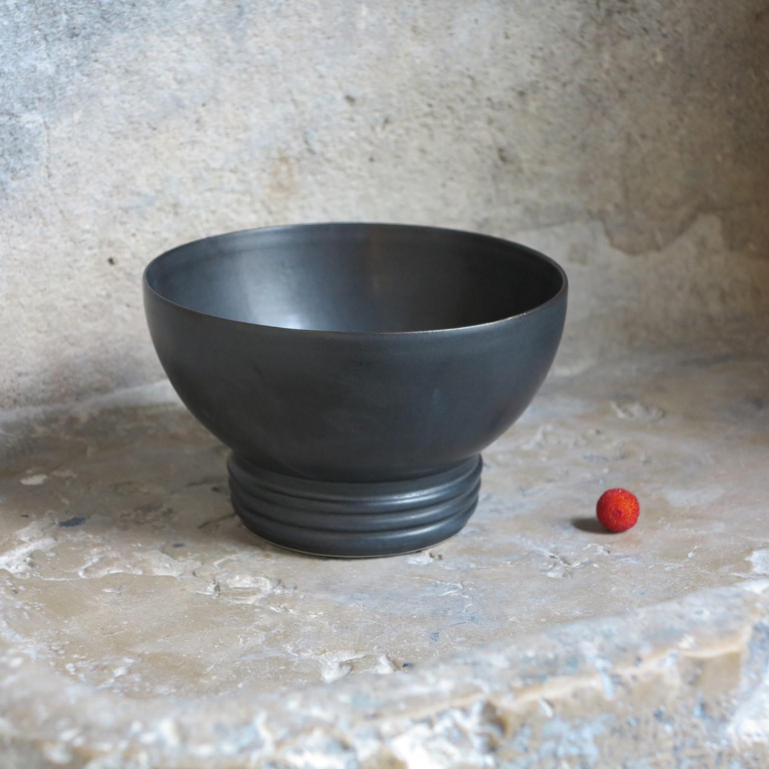 Modern Grand Bowl Noir by Cica Gomez