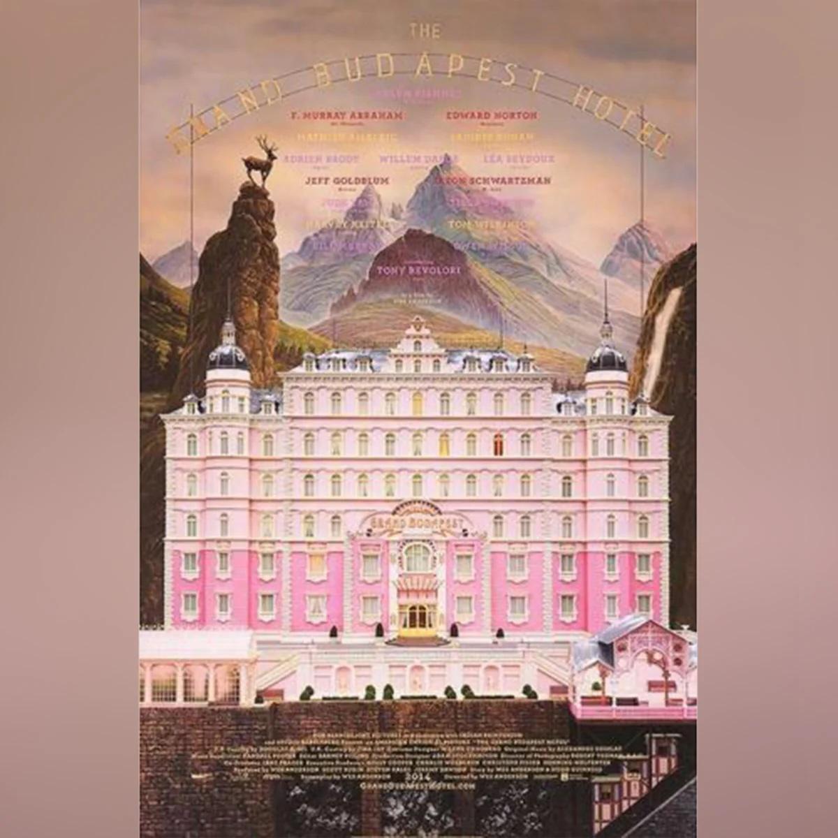 Grand Budapest Hotel, The (2014)
Original ein Blatt (27 x 40 Zoll)

In den 1930er Jahren ist das Grand Budapest Hotel ein beliebter europäischer Skiort, der von dem Concierge Gustave H. (Ralph Fiennes) geleitet wird. Zero, ein junger Lobbyist, wird