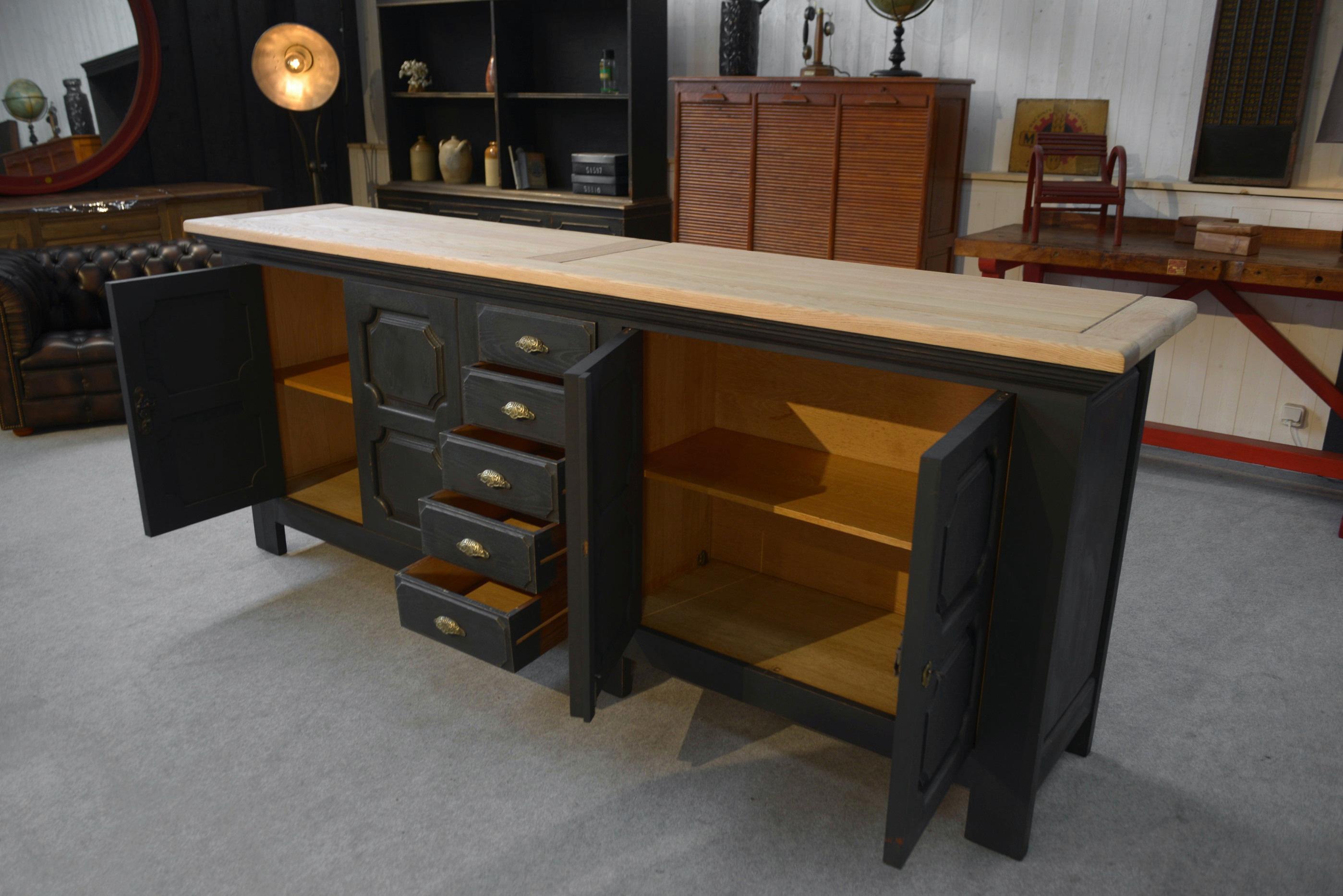 Metà XX secolo Grand buffet 4 portes 5 tiroirs en chêne massif 1950s in vendita