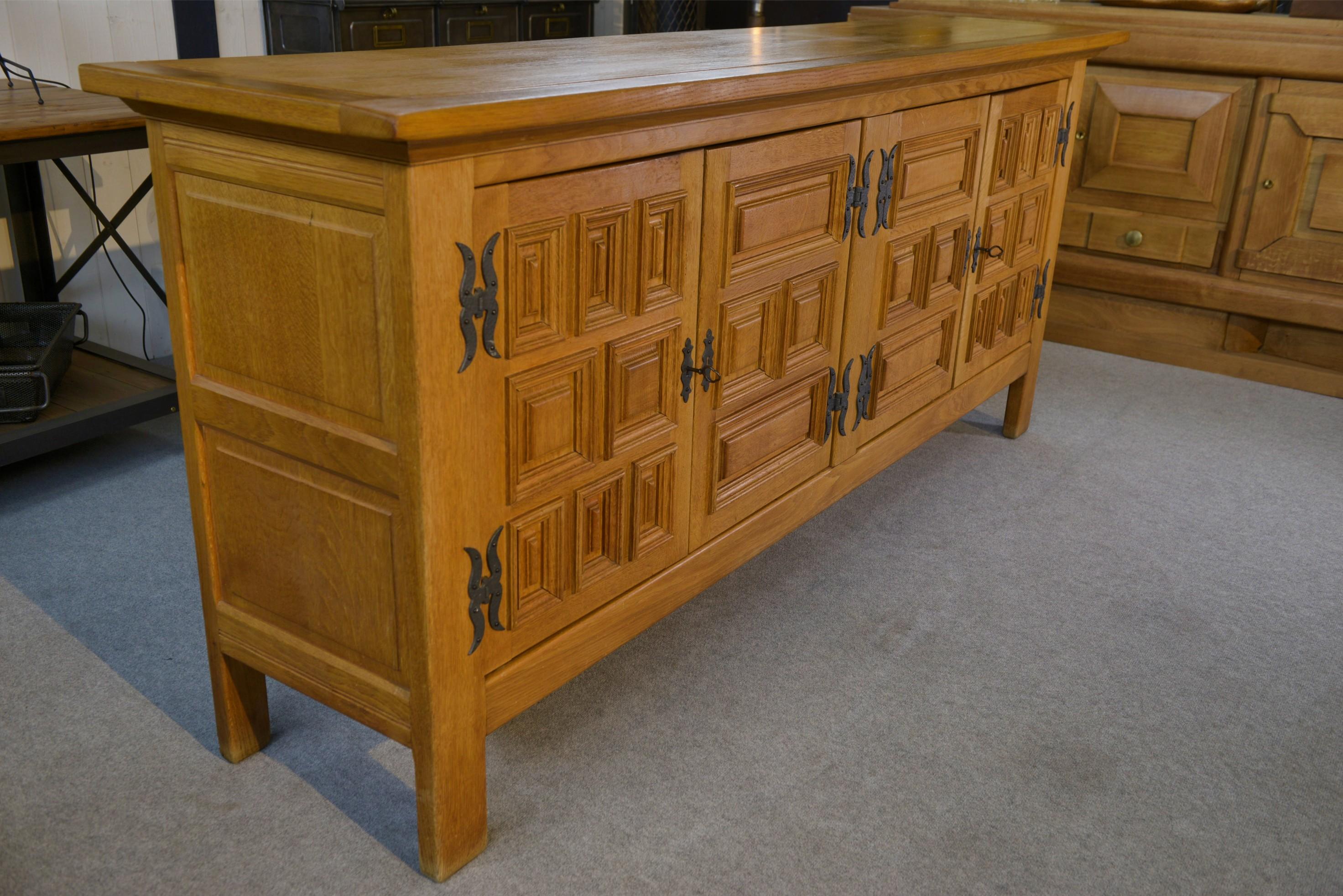 Großes Buffet mit 4 Türen aus Massivholz und Fer.Or im rustikalen Stil der 1960er Jahre im Angebot 4