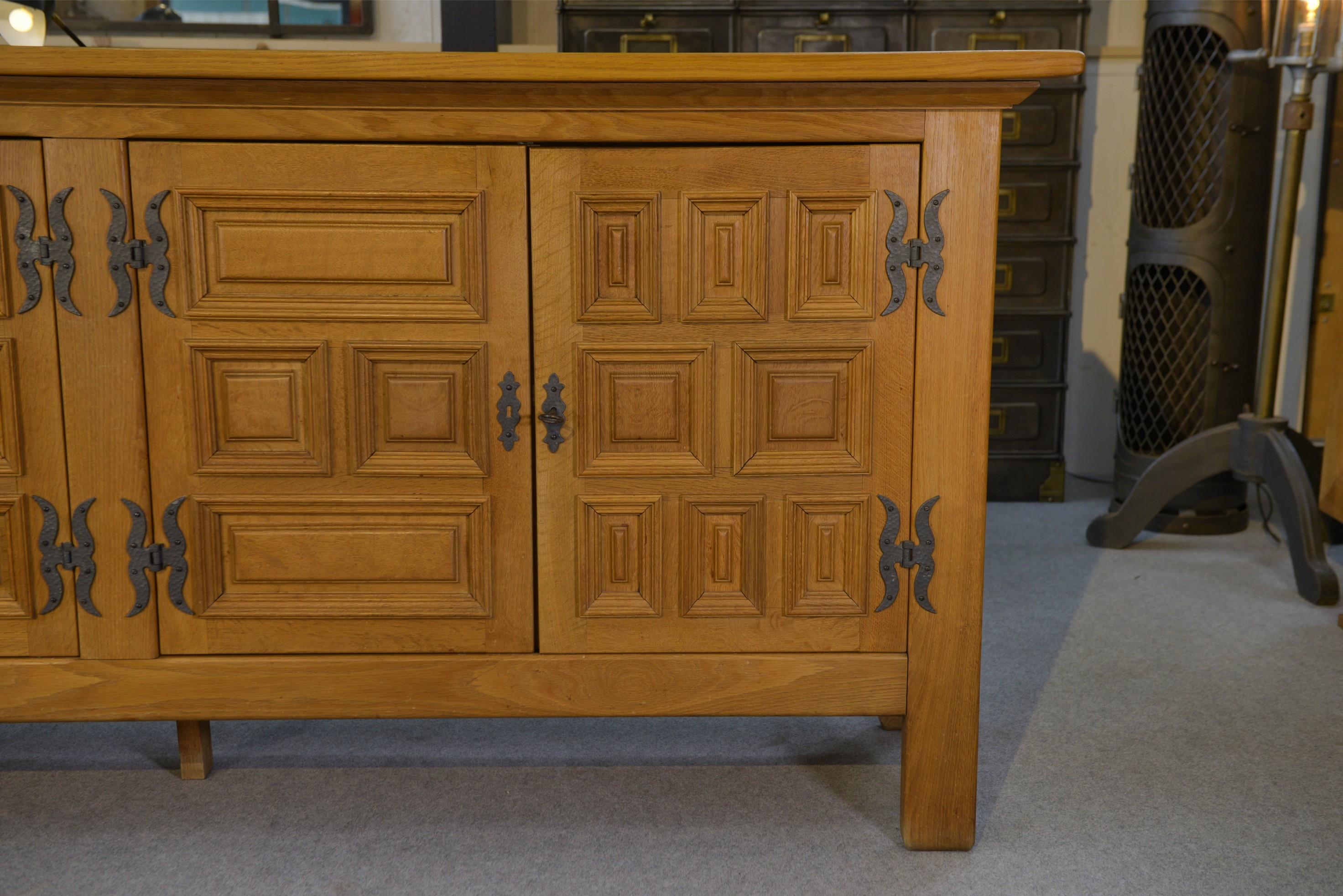 Großes Buffet mit 4 Türen aus Massivholz und Fer.Or im rustikalen Stil der 1960er Jahre im Angebot 5