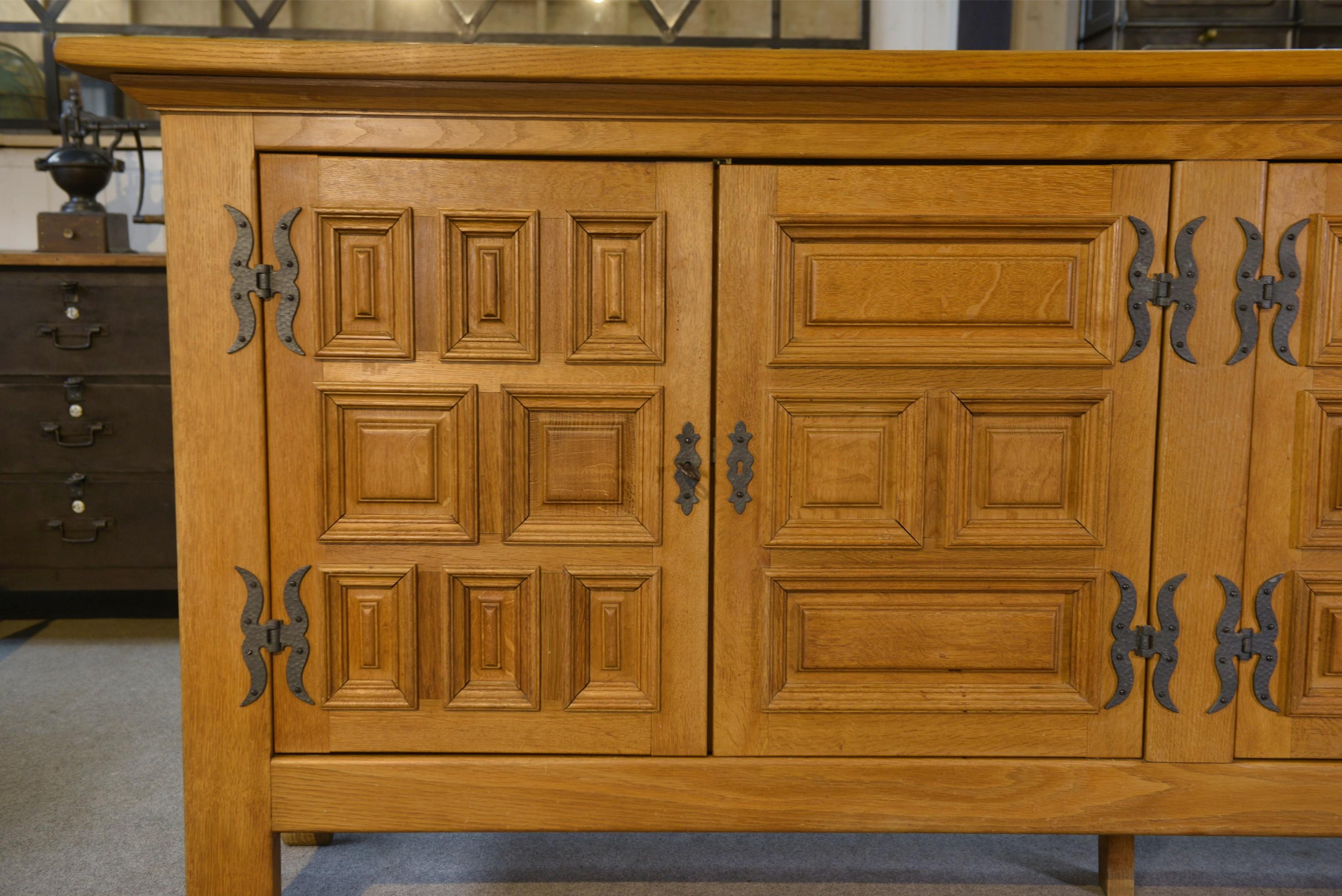 Großes Buffet mit 4 Türen aus Massivholz und Fer.Or im rustikalen Stil der 1960er Jahre im Angebot 6