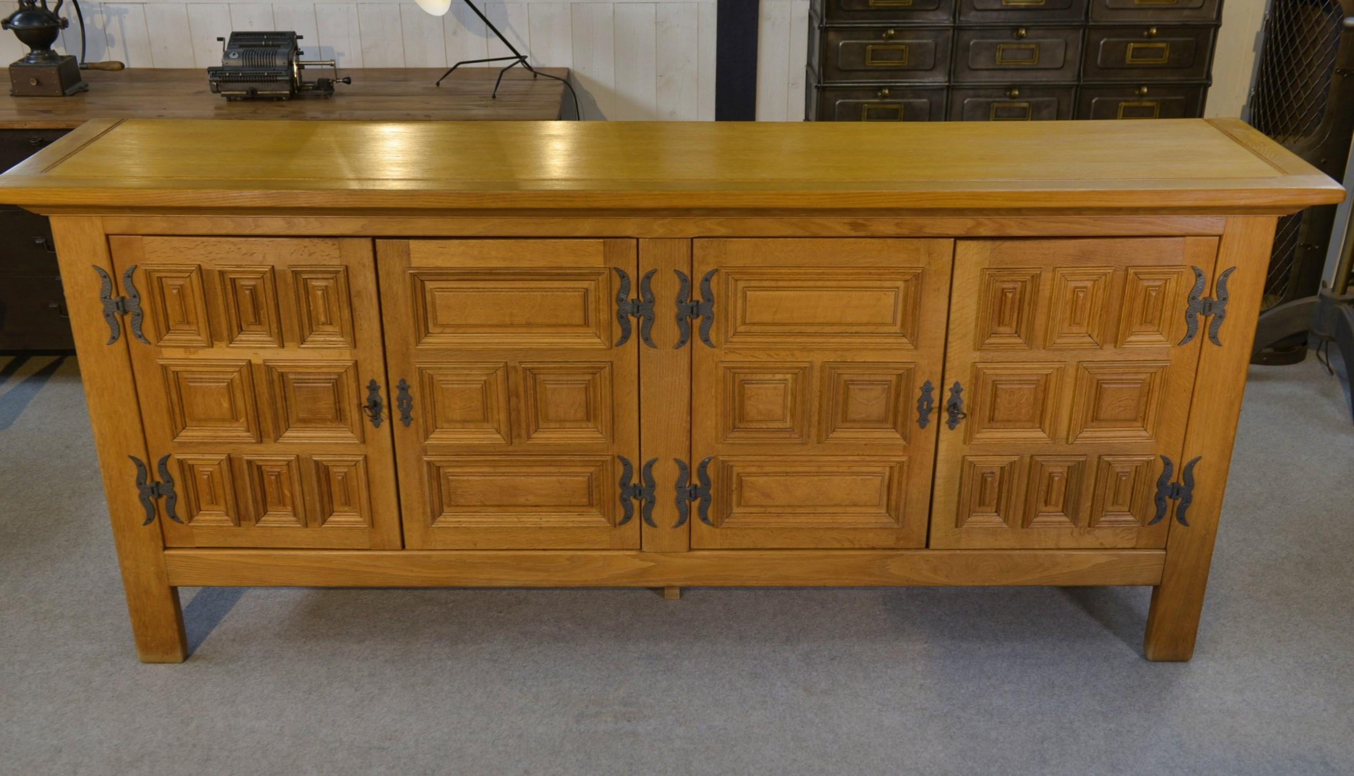 Großes Buffet mit 4 Türen aus Massivholz und Fer.Or im rustikalen Stil der 1960er Jahre (Rustikal) im Angebot