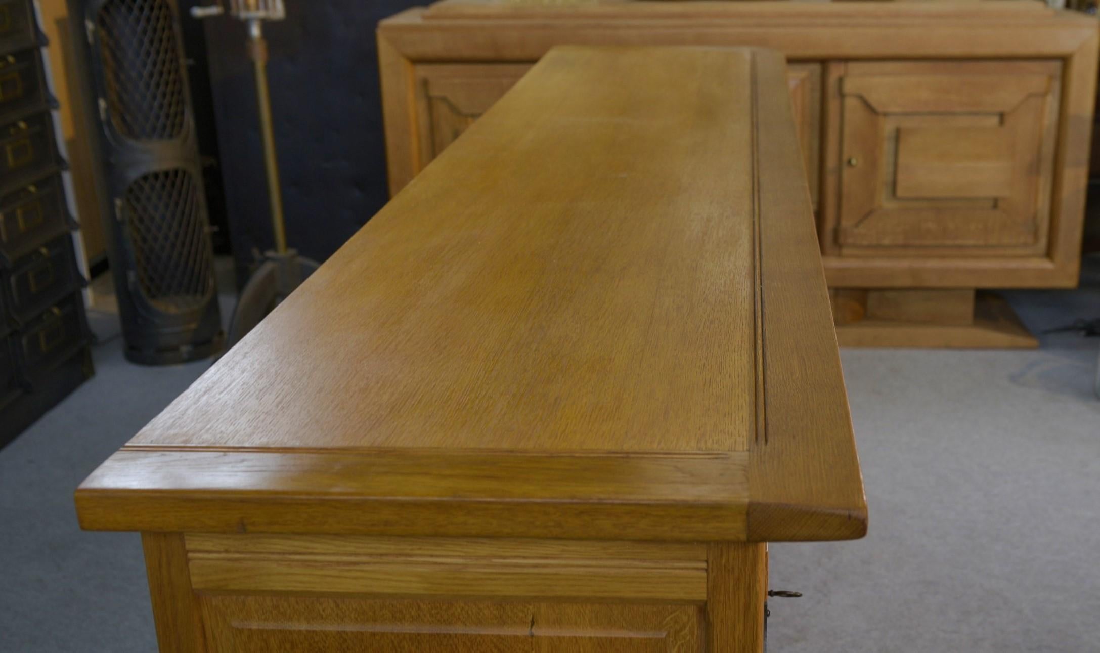 Großes Buffet mit 4 Türen aus Massivholz und Fer.Or im rustikalen Stil der 1960er Jahre (Französisch) im Angebot