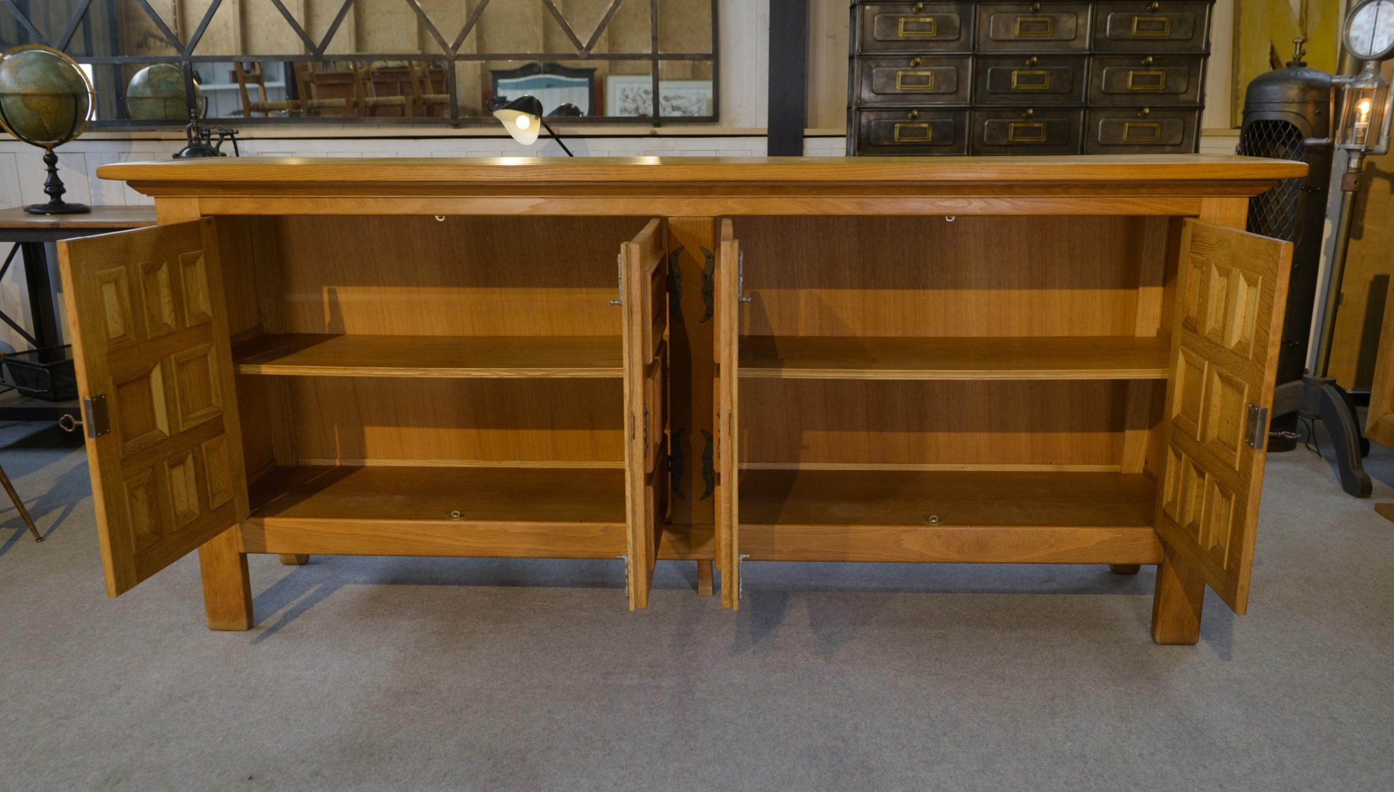 Großes Buffet mit 4 Türen aus Massivholz und Fer.Or im rustikalen Stil der 1960er Jahre (Mitte des 20. Jahrhunderts) im Angebot