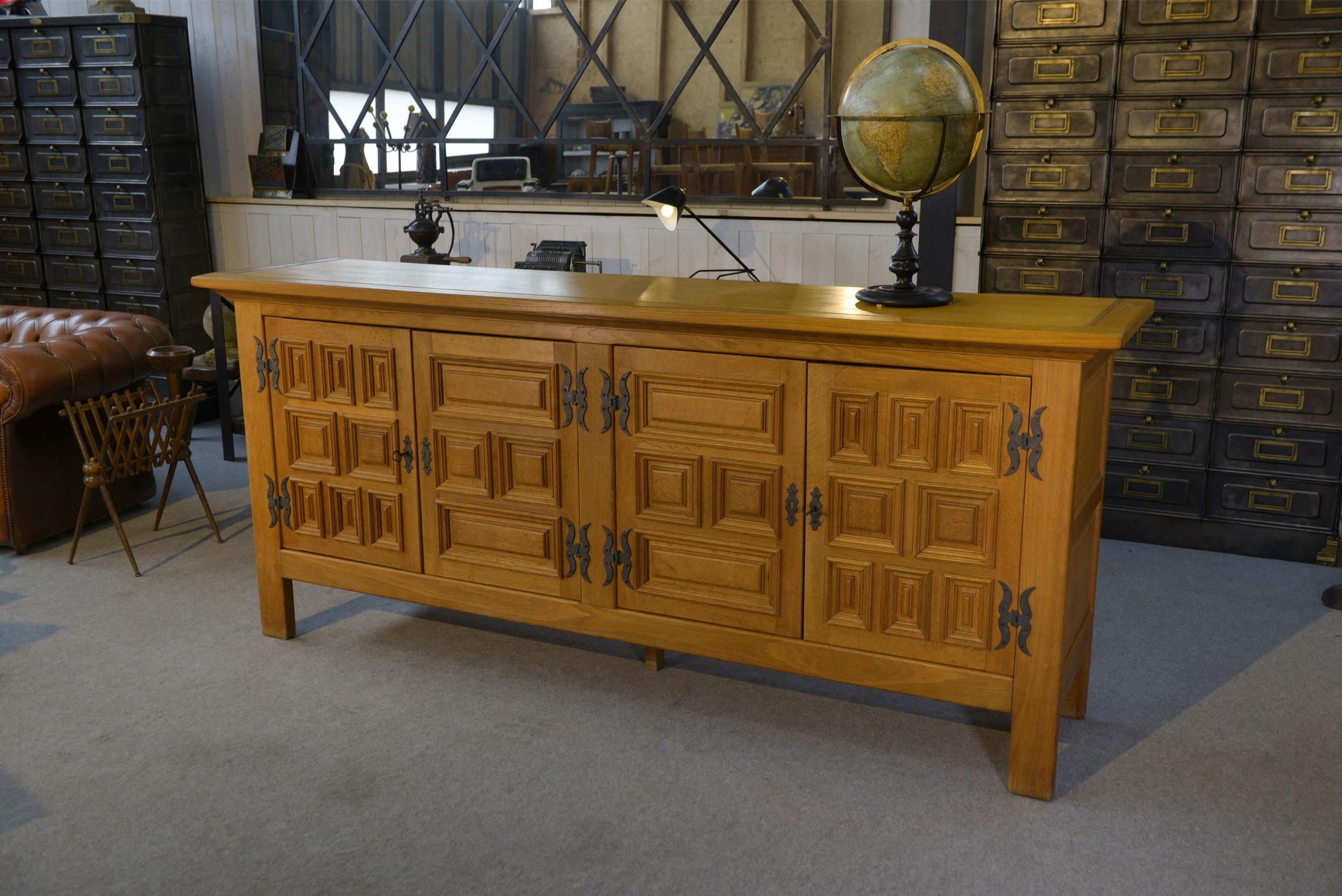 Großes Buffet mit 4 Türen aus Massivholz und Fer.Or im rustikalen Stil der 1960er Jahre (Schmiedeeisen) im Angebot