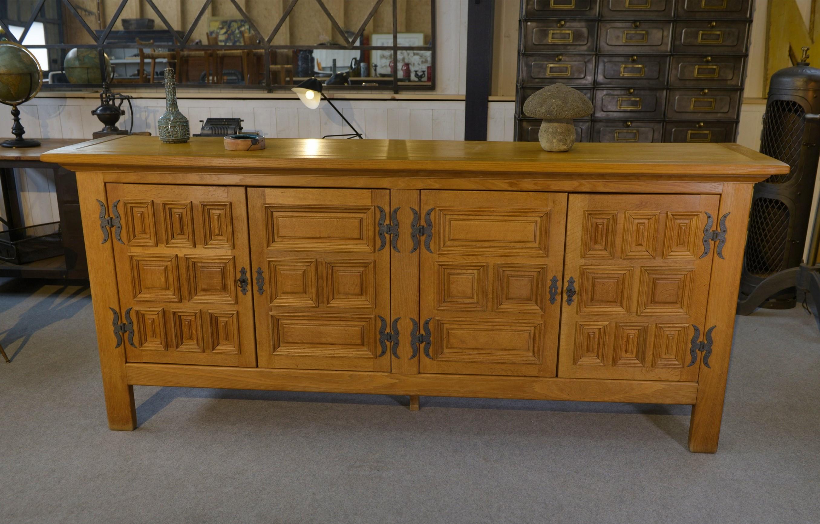 Großes Buffet mit 4 Türen aus Massivholz und Fer.Or im rustikalen Stil der 1960er Jahre im Angebot 2