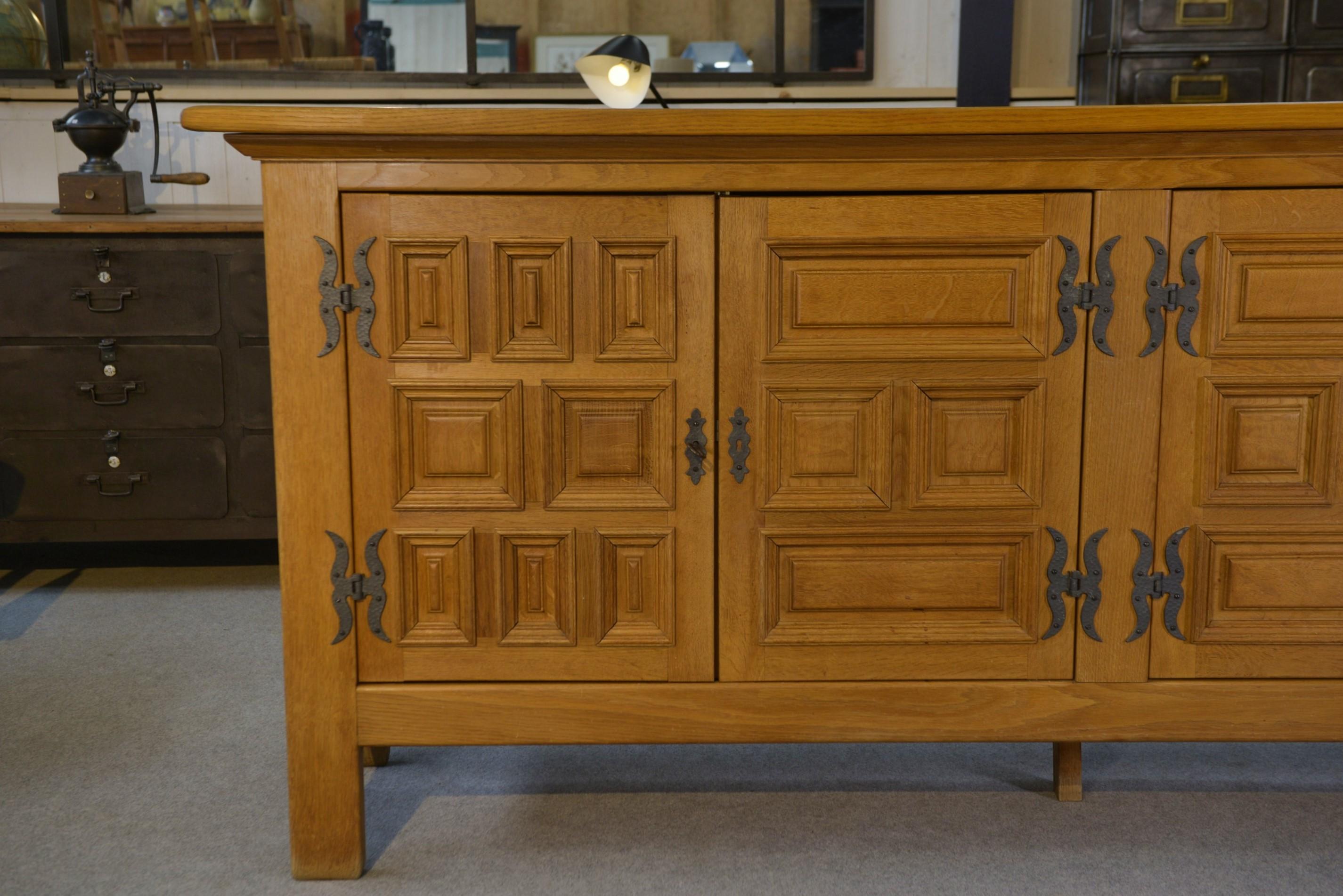 Großes Buffet mit 4 Türen aus Massivholz und Fer.Or im rustikalen Stil der 1960er Jahre im Angebot 3