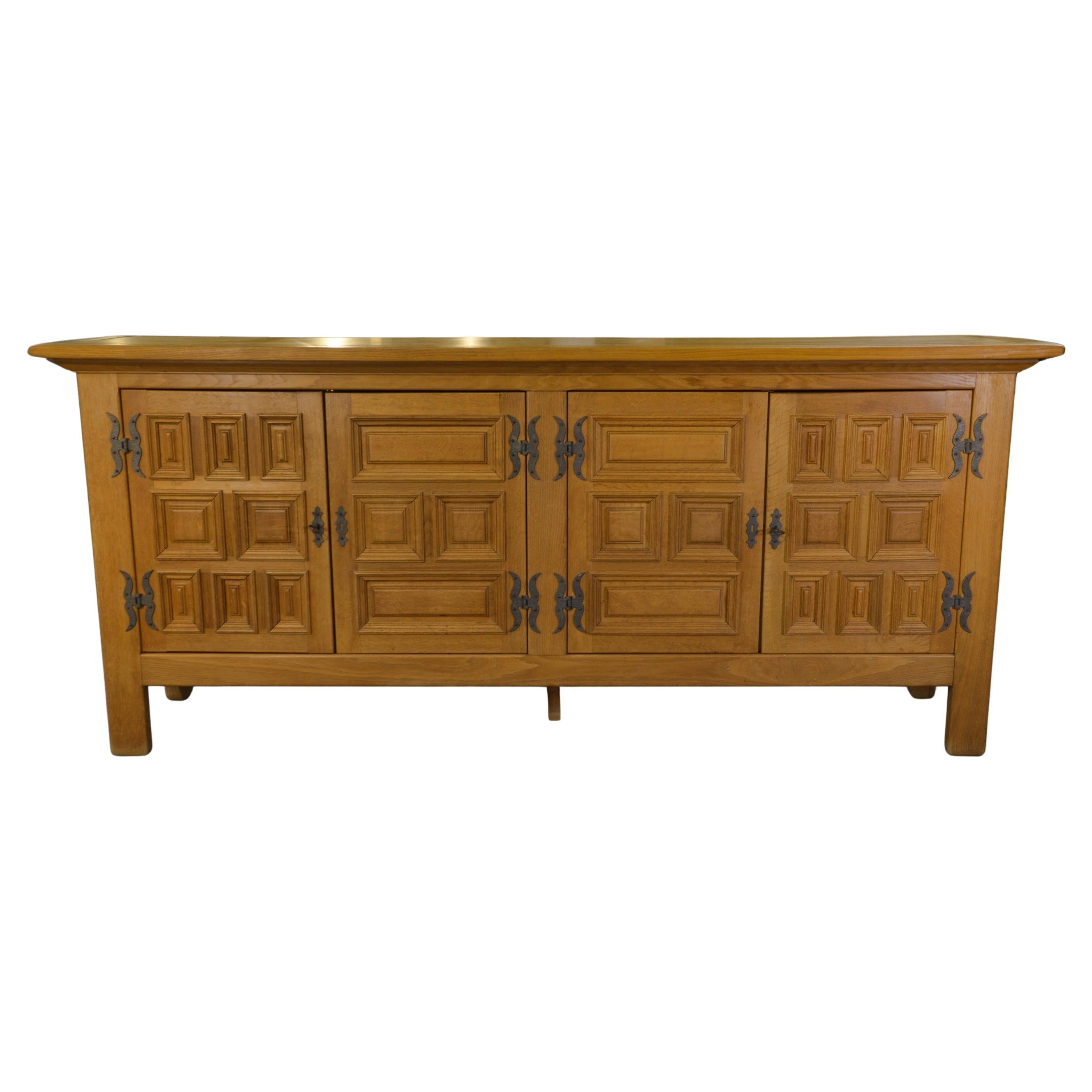 Großes Buffet mit 4 Türen aus Massivholz und Fer.Or im rustikalen Stil der 1960er Jahre im Angebot