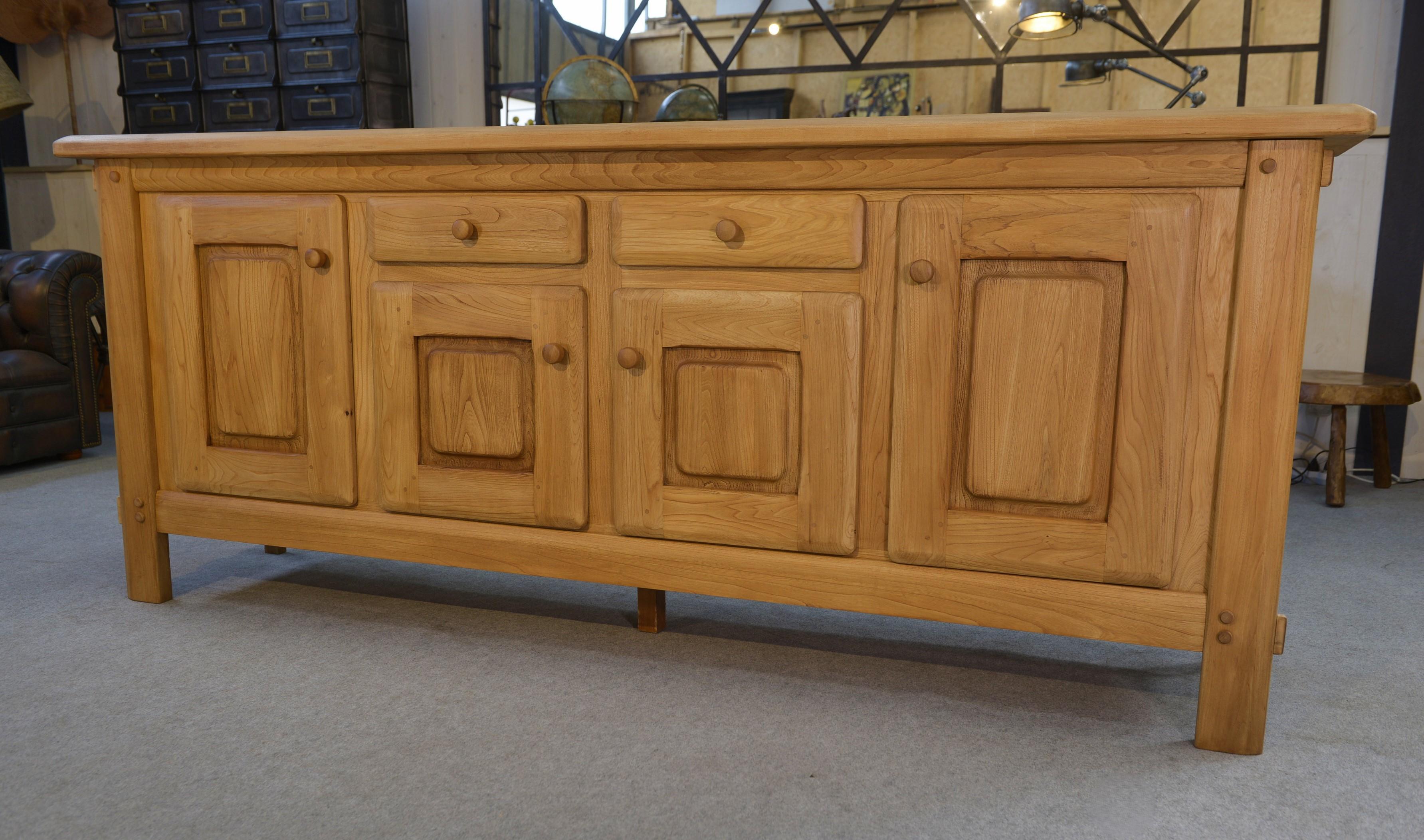 Grand buffet 4 portes en orme circa 1980's en vente 5