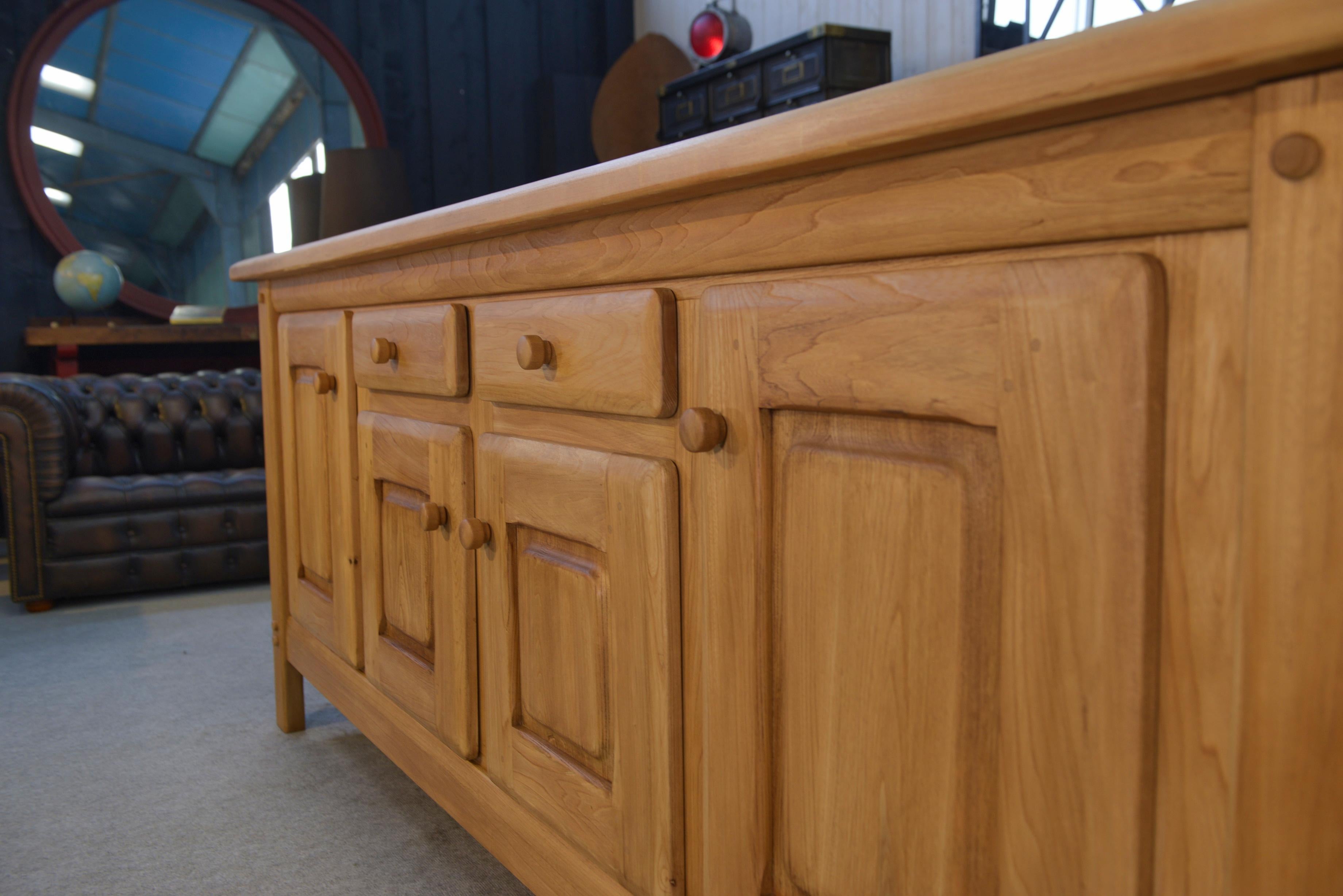 Grand buffet 4 portes en orme circa 1980's en vente 6