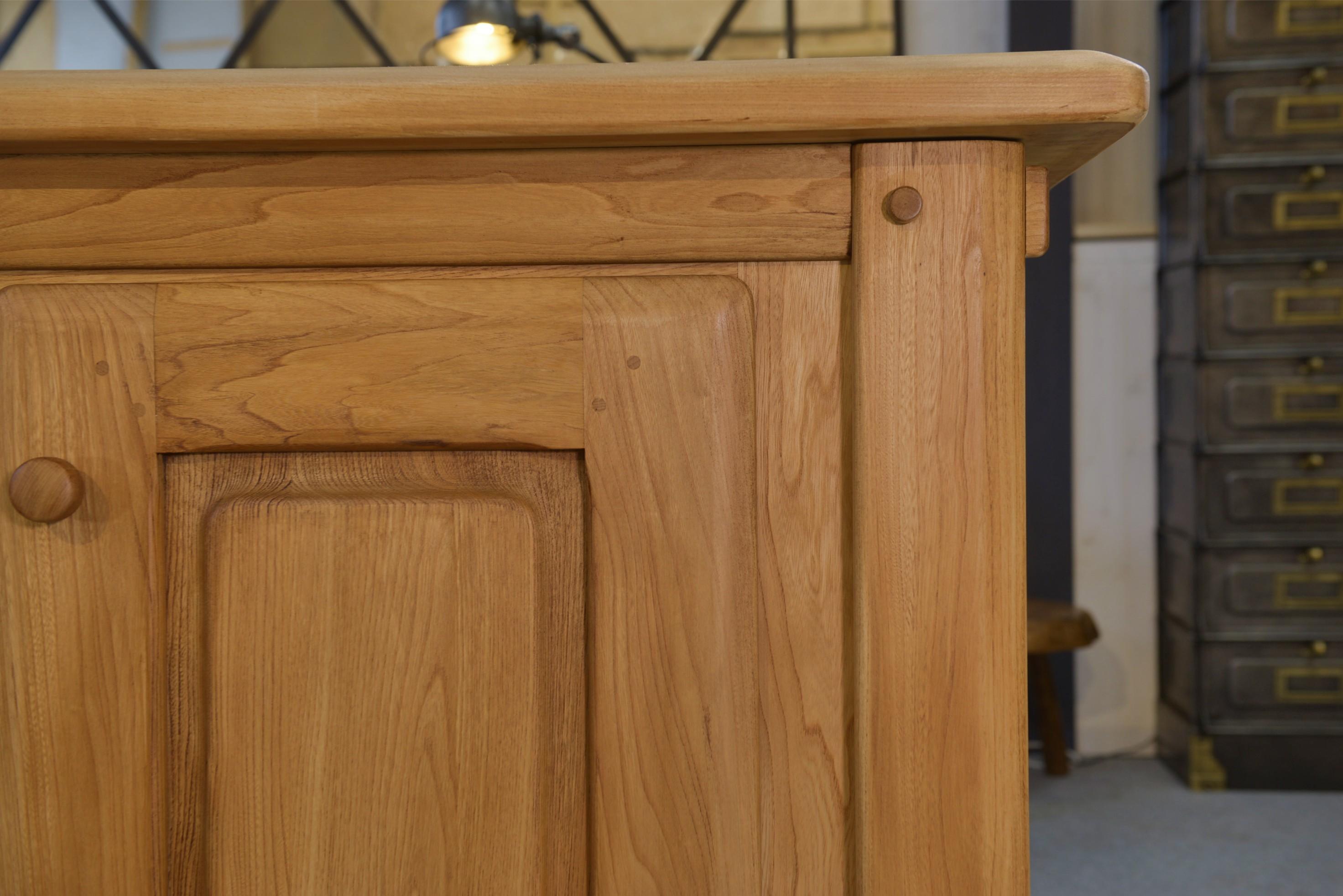 Grand buffet 4 portes en orme circa 1980's en vente 7
