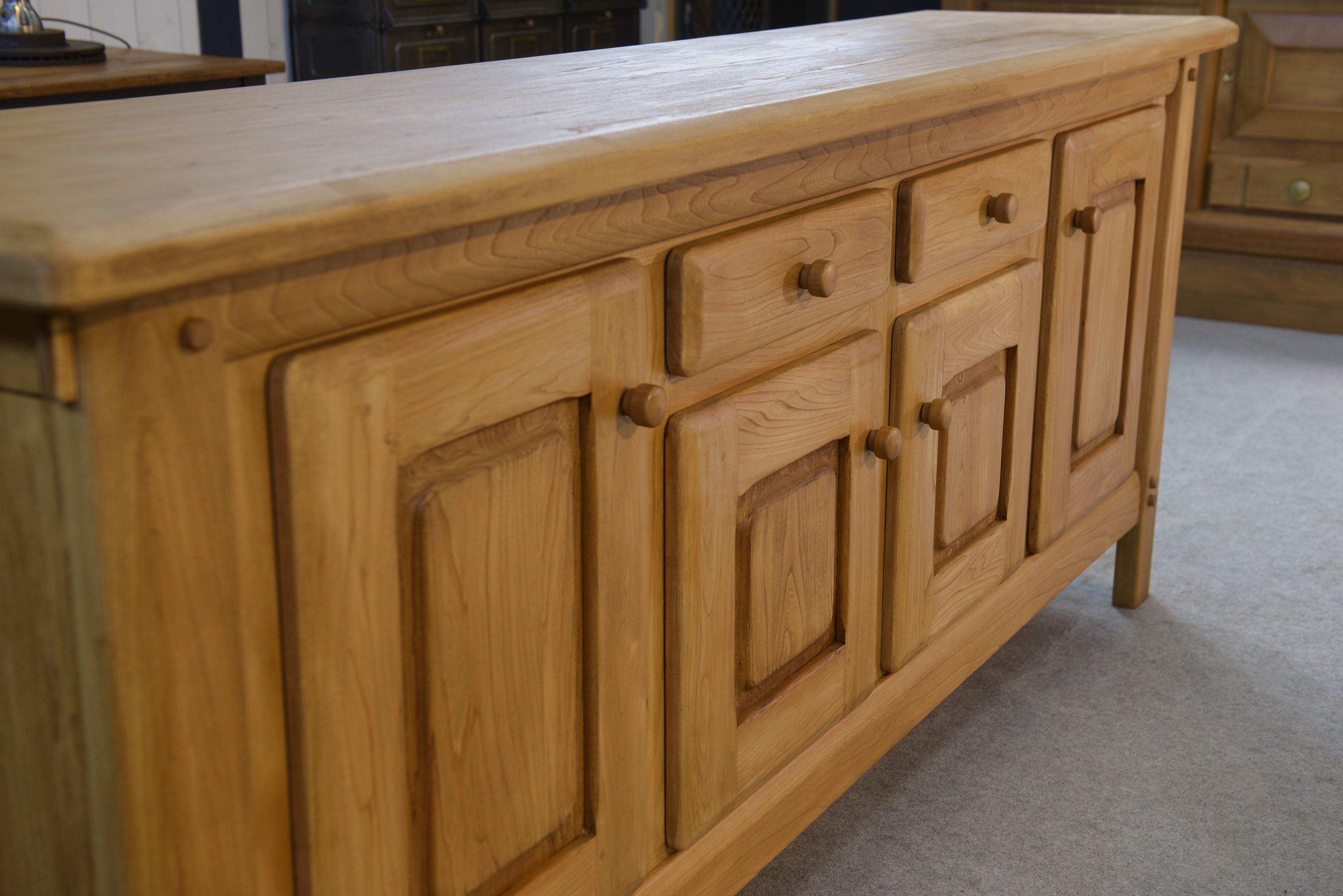 Grand buffet 4 portes en orme circa 1980's en vente 8