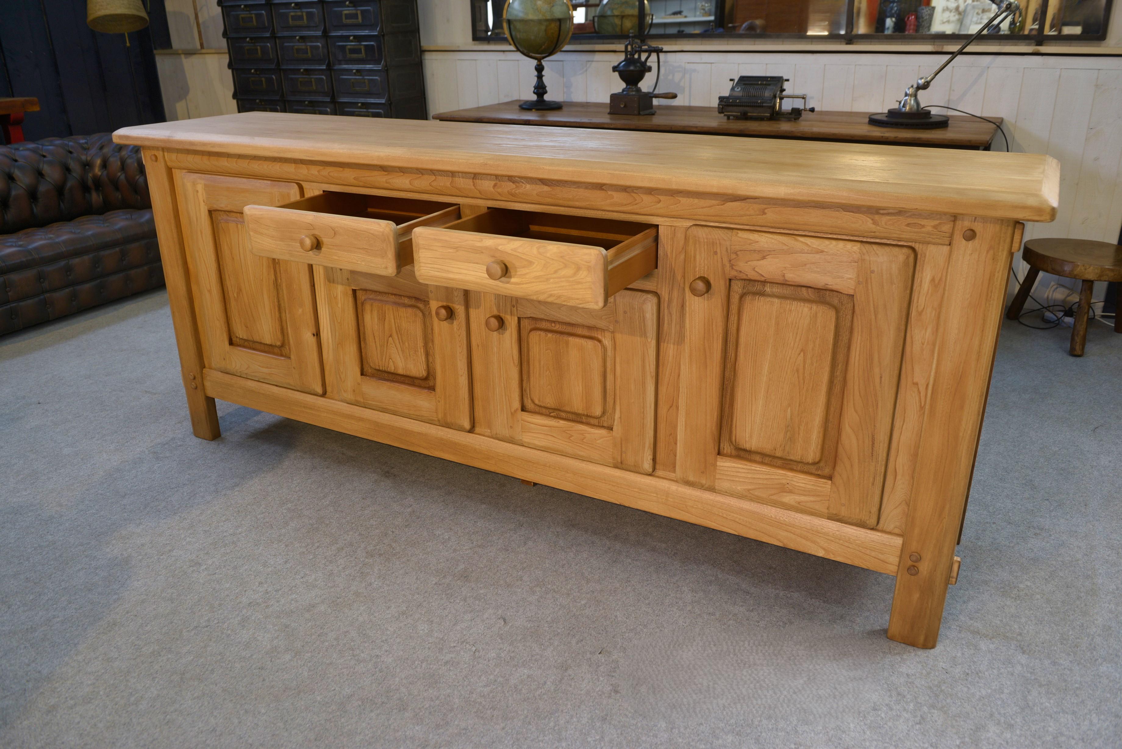 Fin du 20e siècle Grand buffet 4 portes en orme circa 1980's en vente
