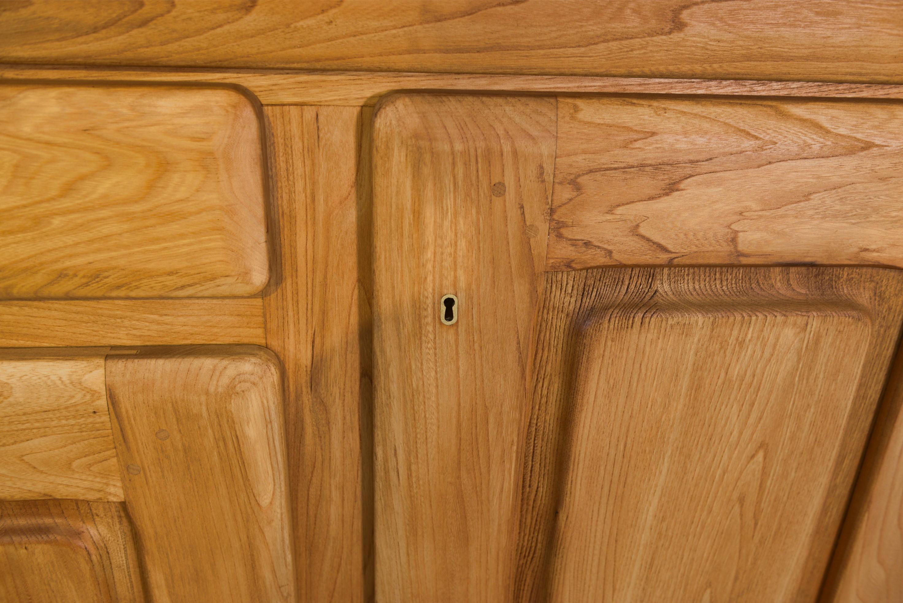 Grand buffet 4 portes en orme circa 1980's en vente 1