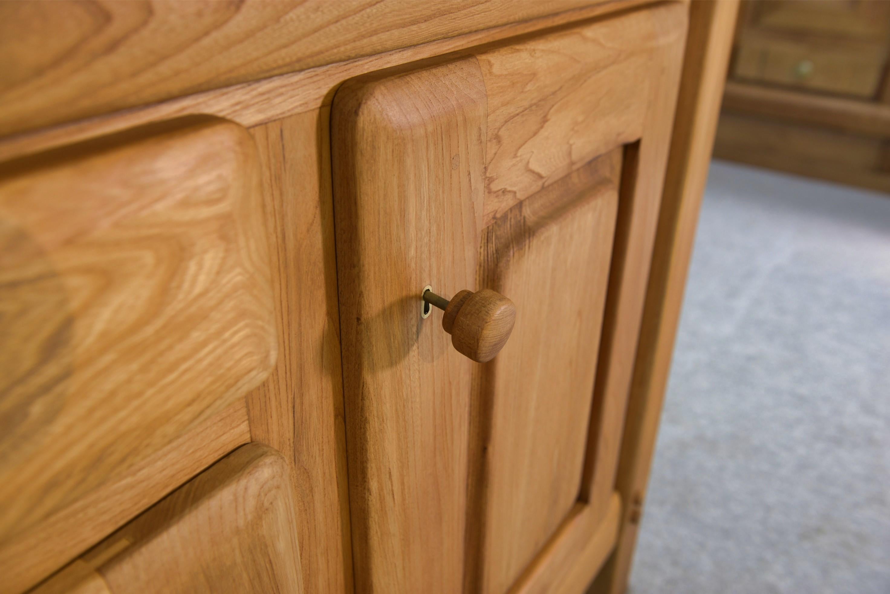 Grand buffet 4 portes en orme circa 1980's en vente 2