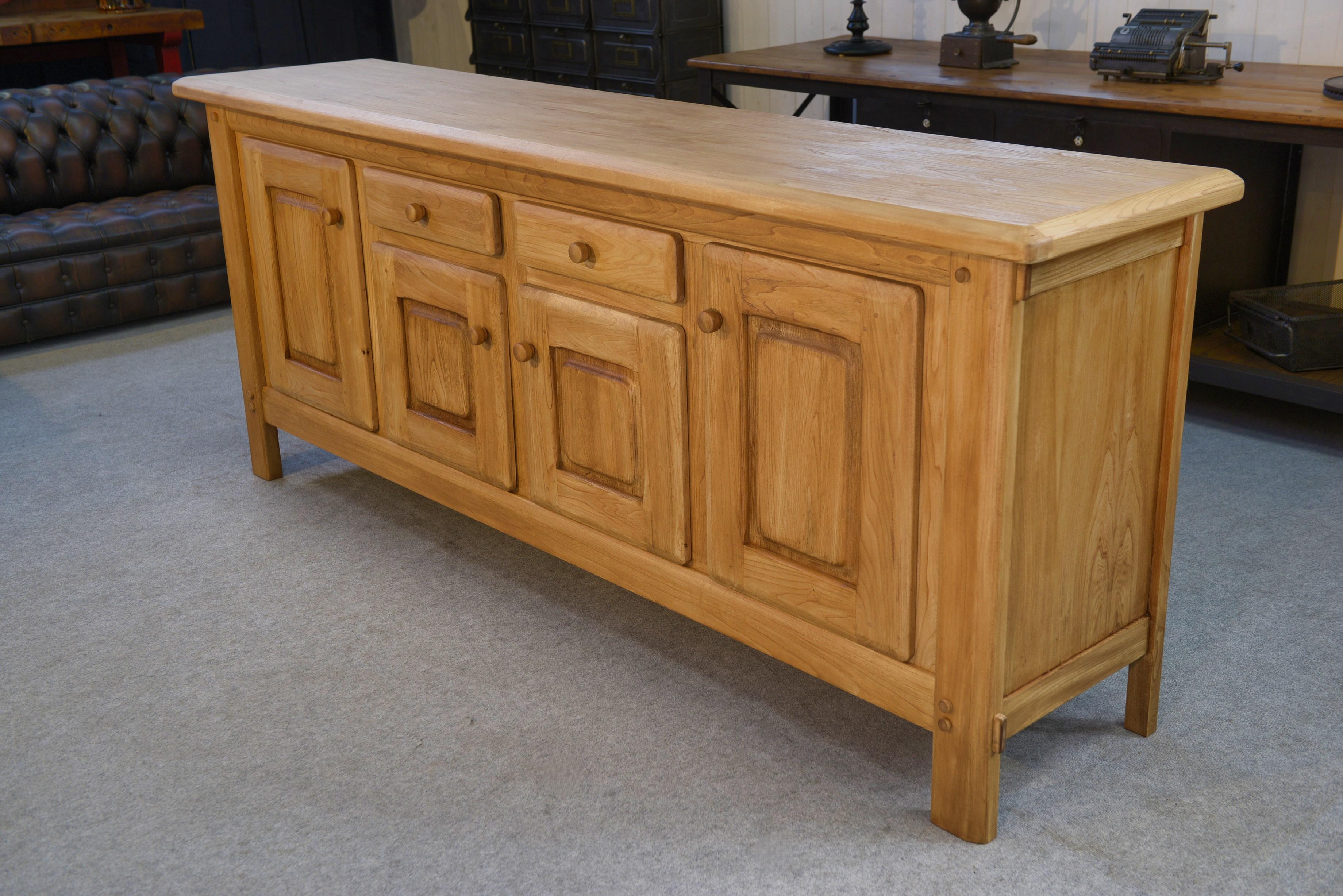 Grand buffet 4 portes en orme circa 1980's en vente 3