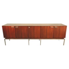 Grand buffet, en placage de noyer, ouvrant à cinq portes circa 1960-1970