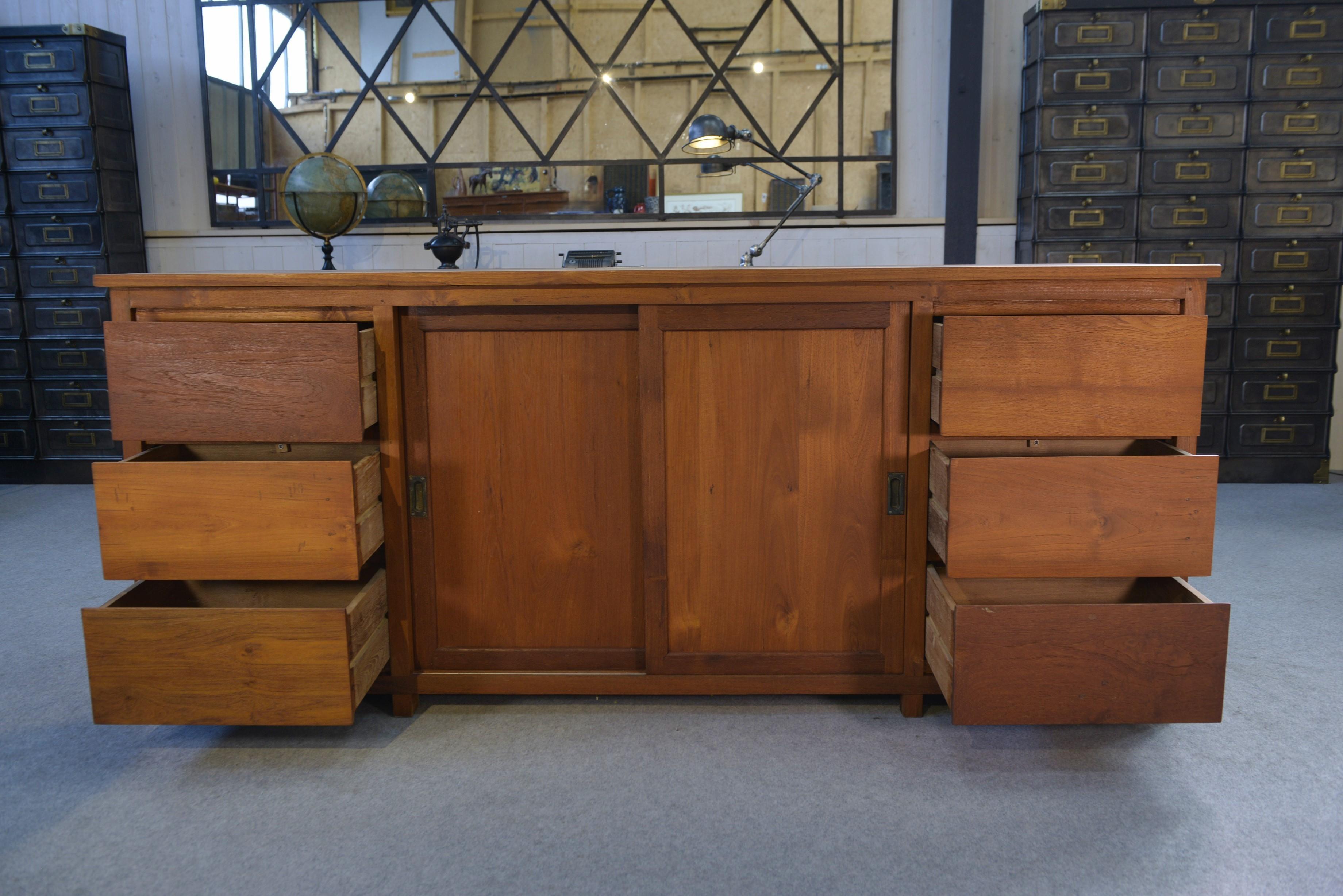 Grand buffet en teck 6 tiroirs et 2 portes coulissantes Francés en venta