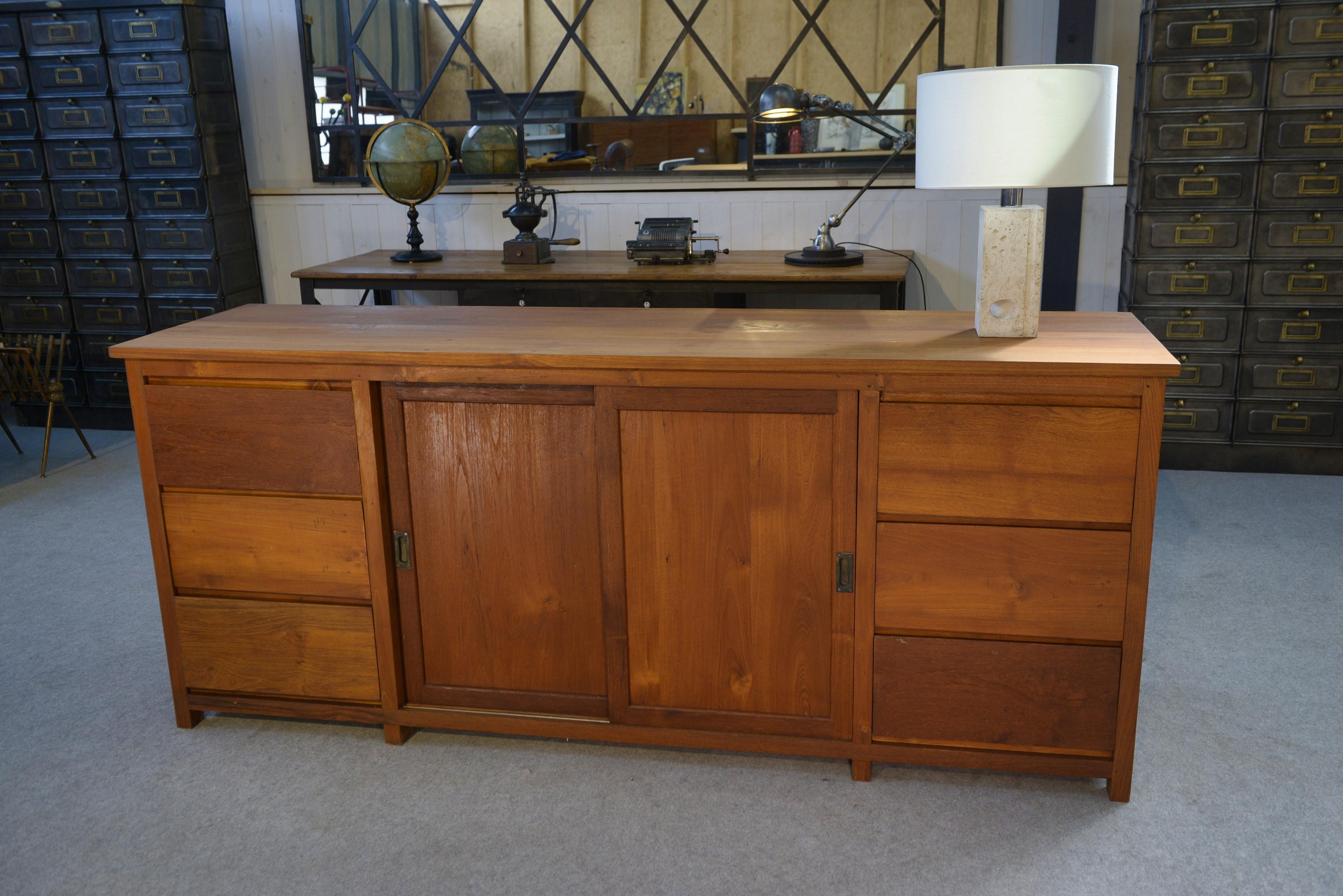 Grand buffet en teck 6 tiroirs et 2 portes coulissantes mediados del siglo XX en venta