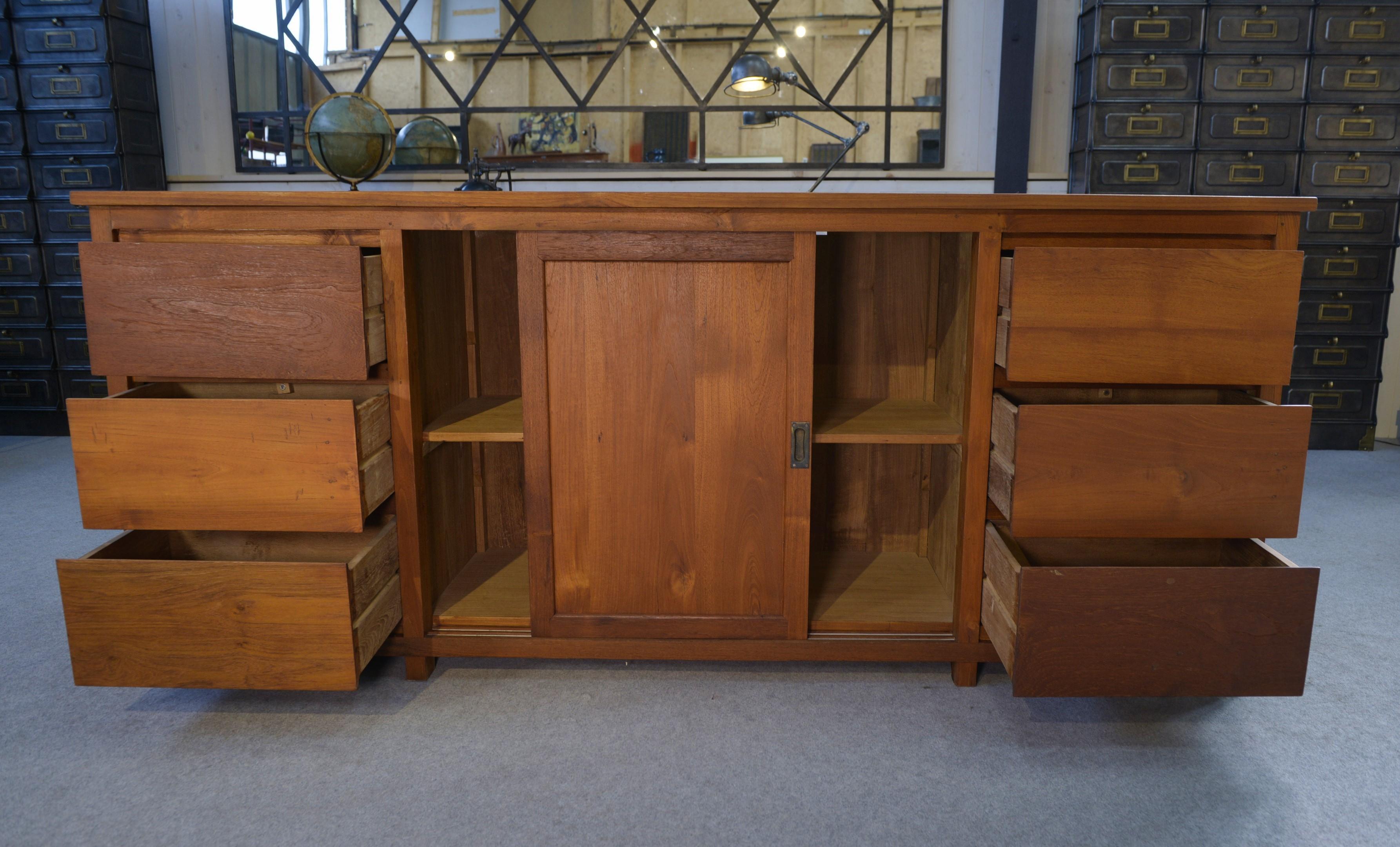 Grand buffet en teck 6 tiroirs et 2 portes coulissantes en venta 4