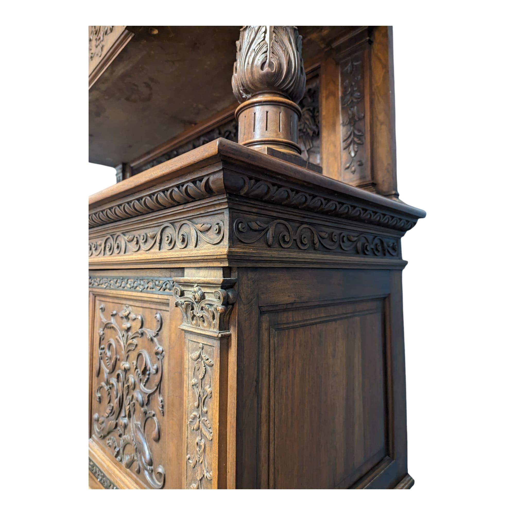 French 19th Century Renaissance Style Walnut Buffet  In Good Condition For Sale In CANTELEU, FR