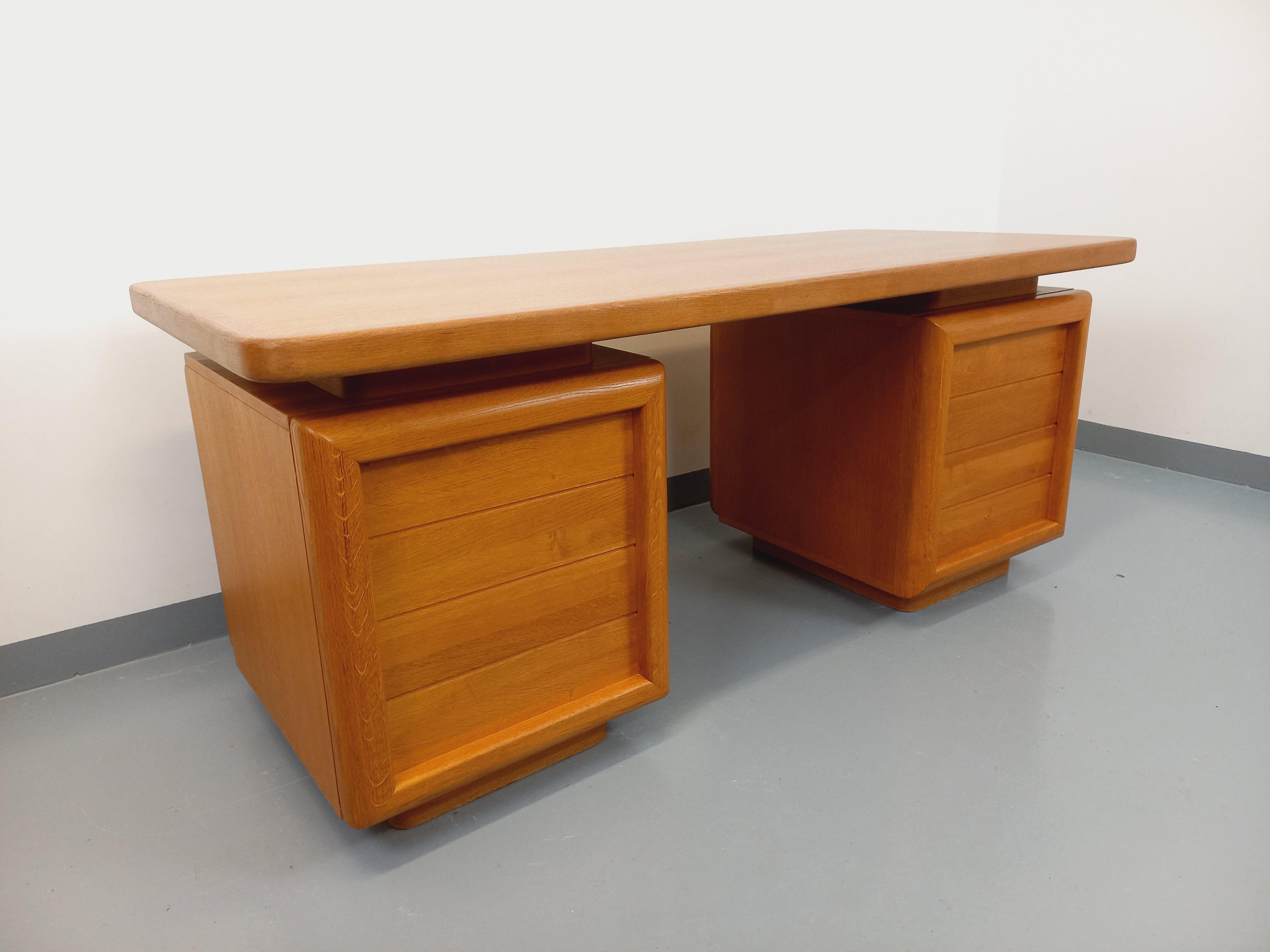 Grand bureau de direction double-face vintage en bois de chêne des années 70 im Angebot 3