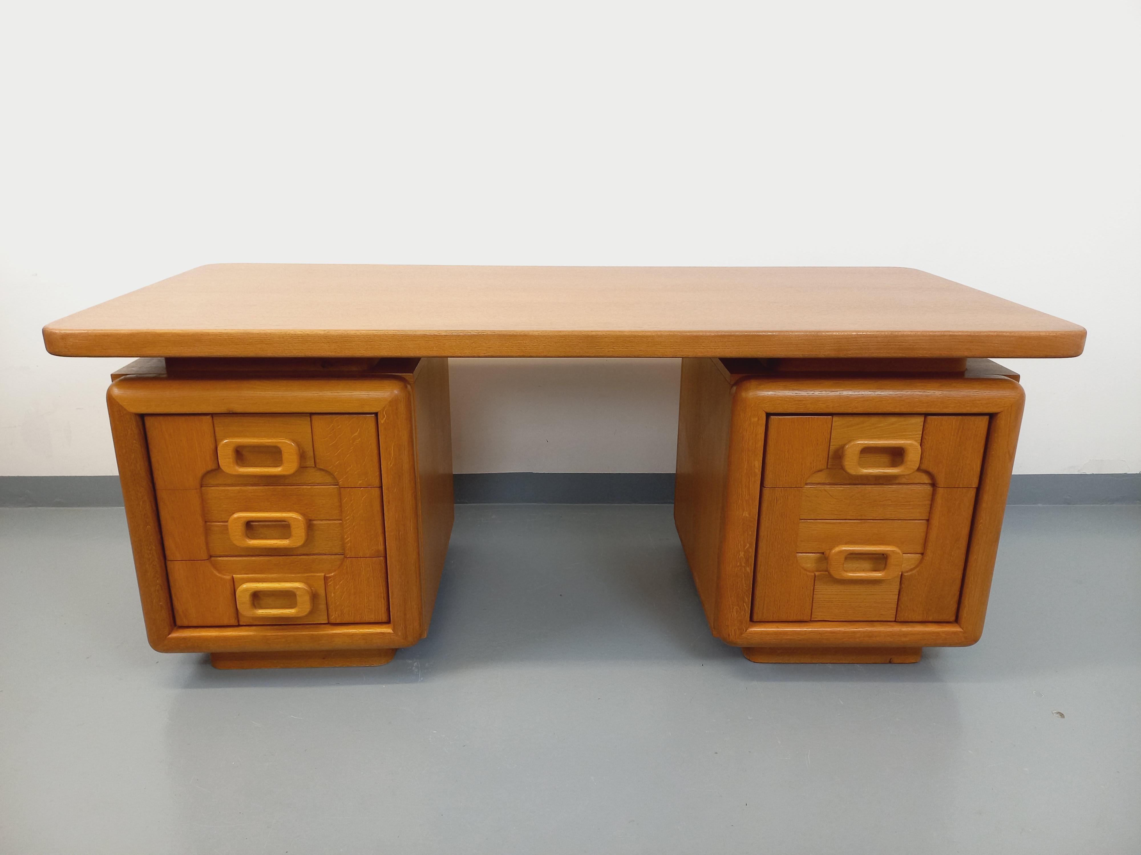 Grand bureau de direction vintage des années 70, en chêne, double-face pour être placé au centre d'une pièce, 5 tiroirs à l'avant dont un grand casier, superbes poignées, magnifique design original mêlant, très imposant et élégant, avec un plateau