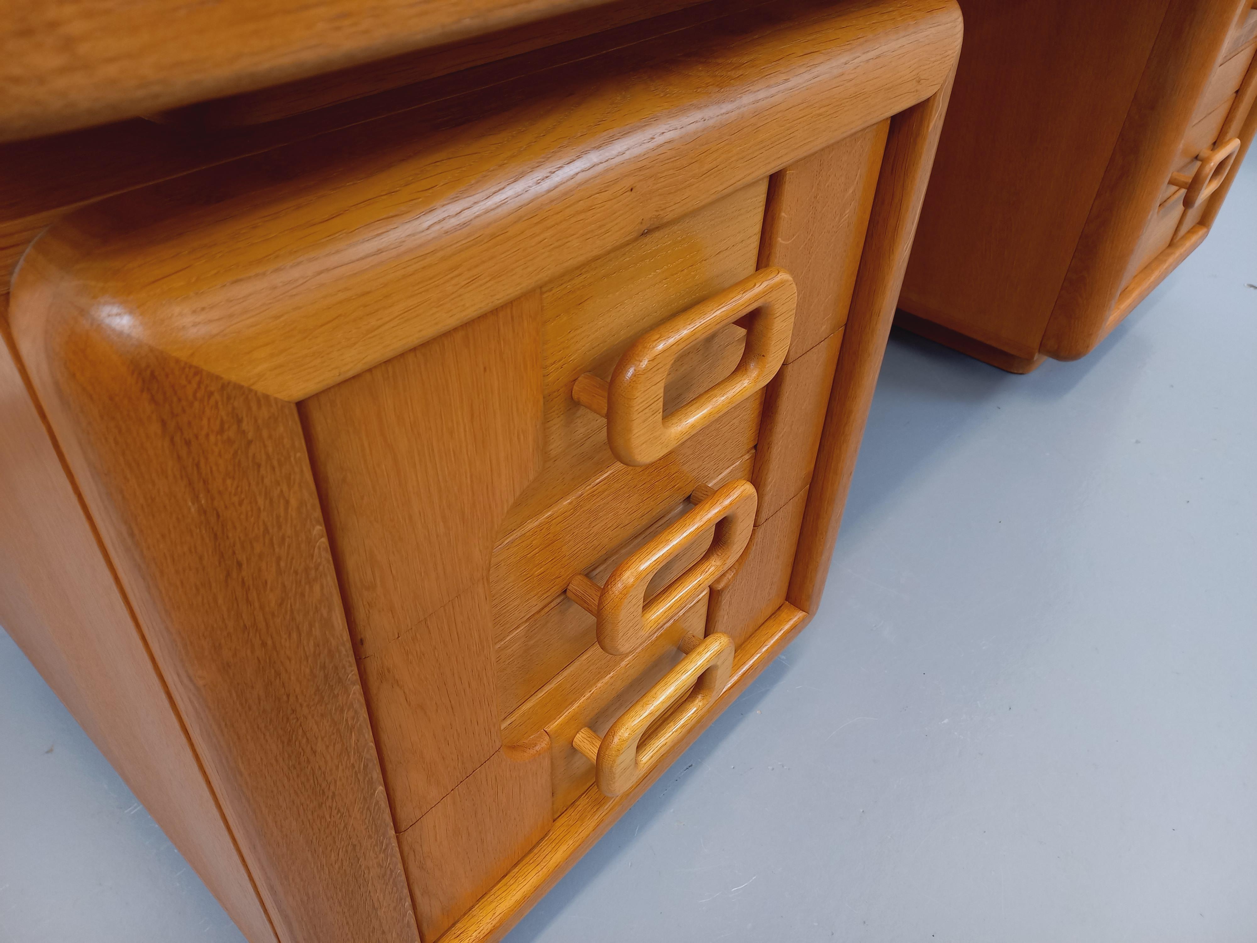 Grand bureau de direction double-face vintage en bois de chêne des années 70 (Holz) im Angebot