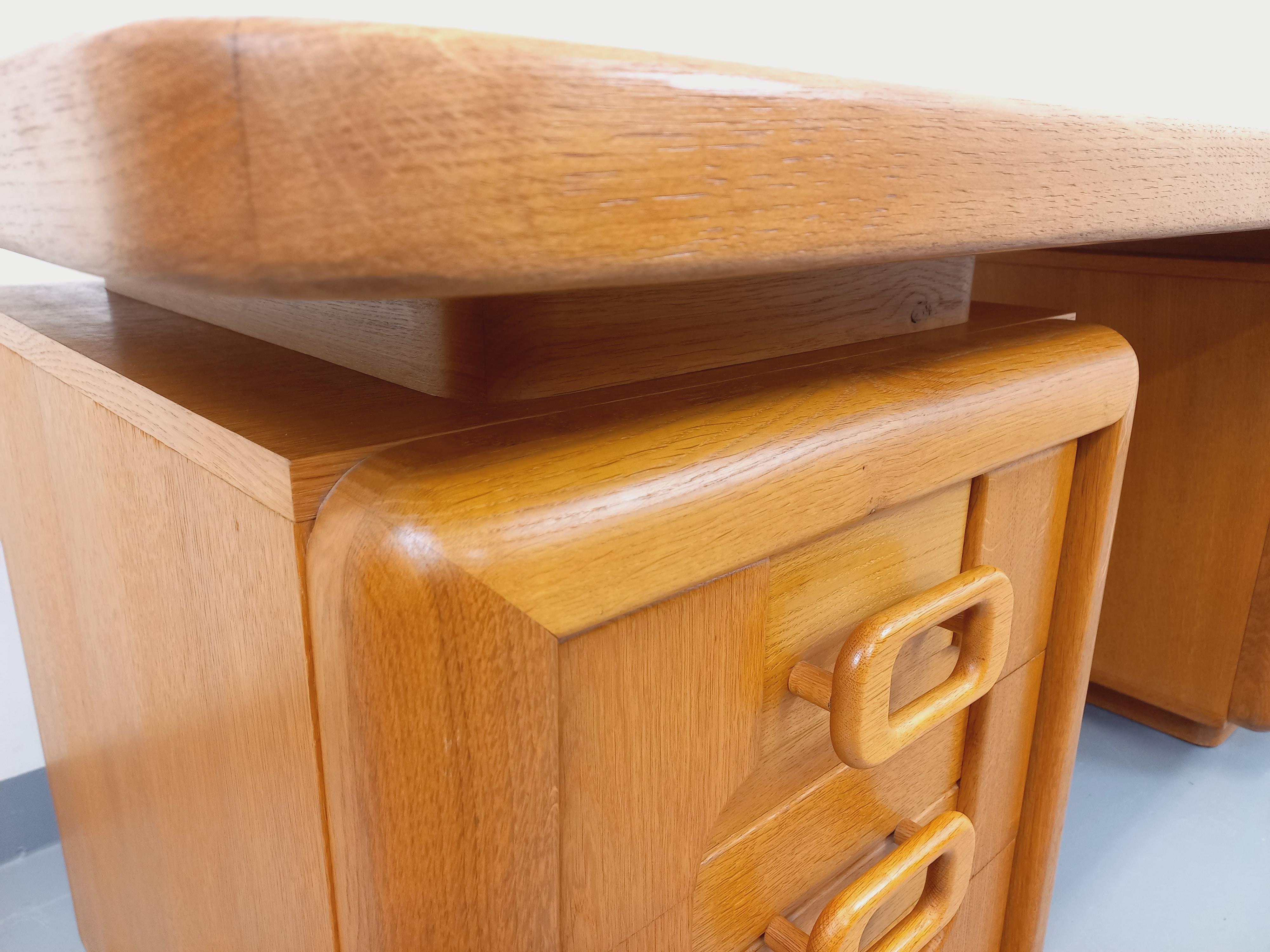 Grand bureau de direction double-face vintage en bois de chêne des années 70 im Angebot 1