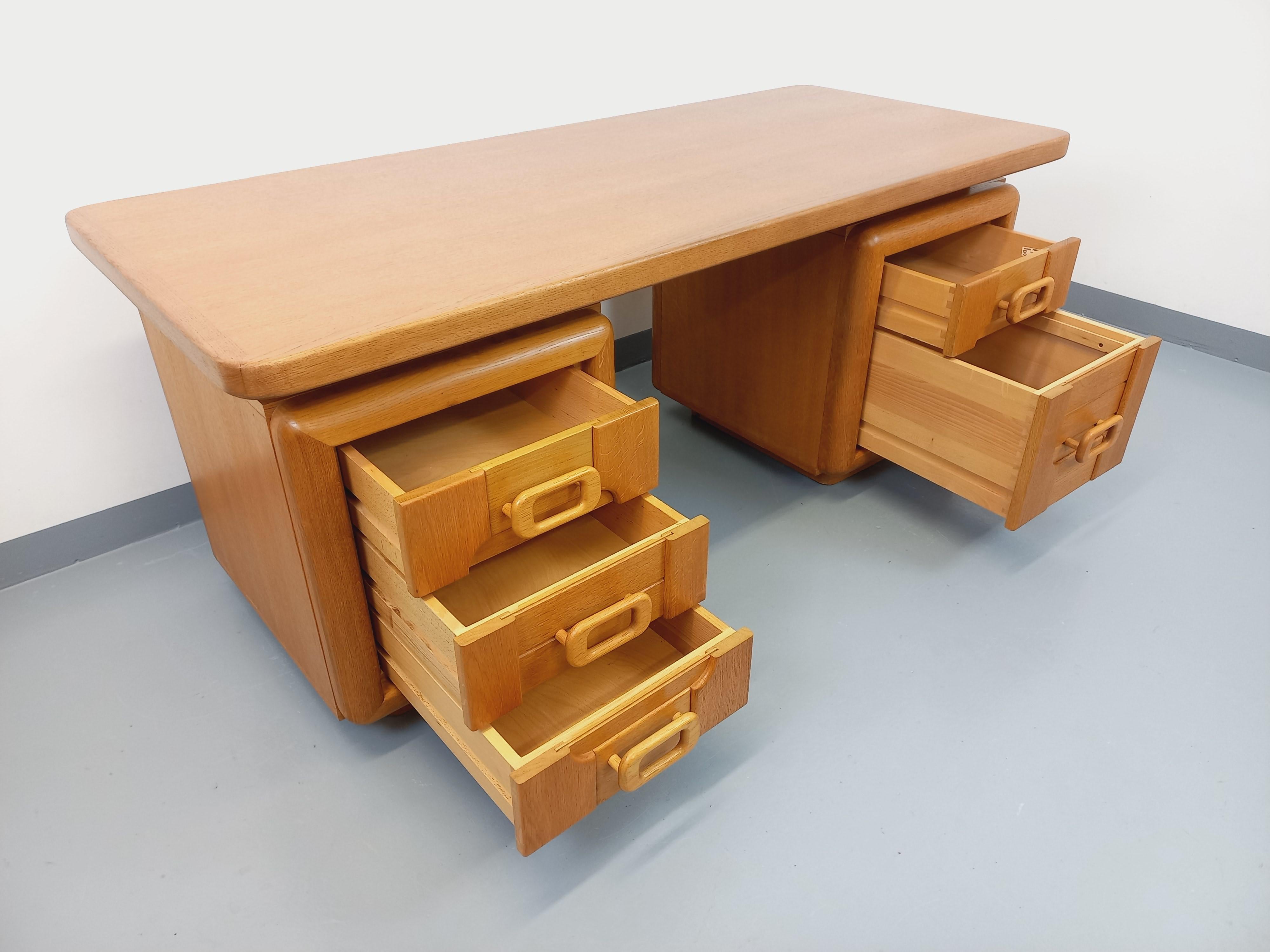 Grand bureau de direction double-face vintage en bois de chêne des années 70 im Angebot 2