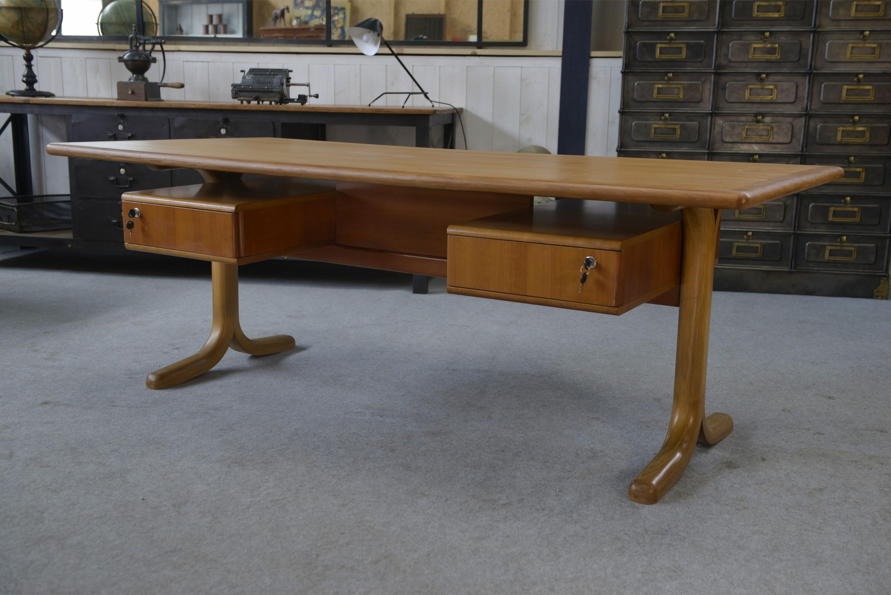 Großes Büro aus den 1970er Jahren (Ulmenholz) im Angebot
