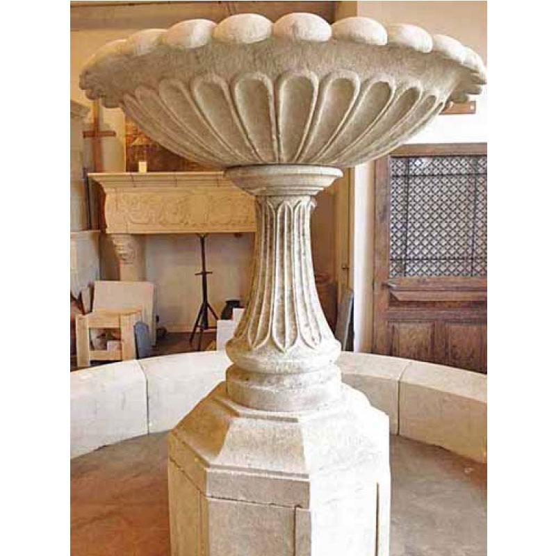 Fabriquée de manière experte en France, cette fontaine centrale contemporaine en pierre calcaire française est une pièce maîtresse grandiose avec un design de style central. Fabriqué en pierre calcaire, son grand bassin et son pilier sculpté créent