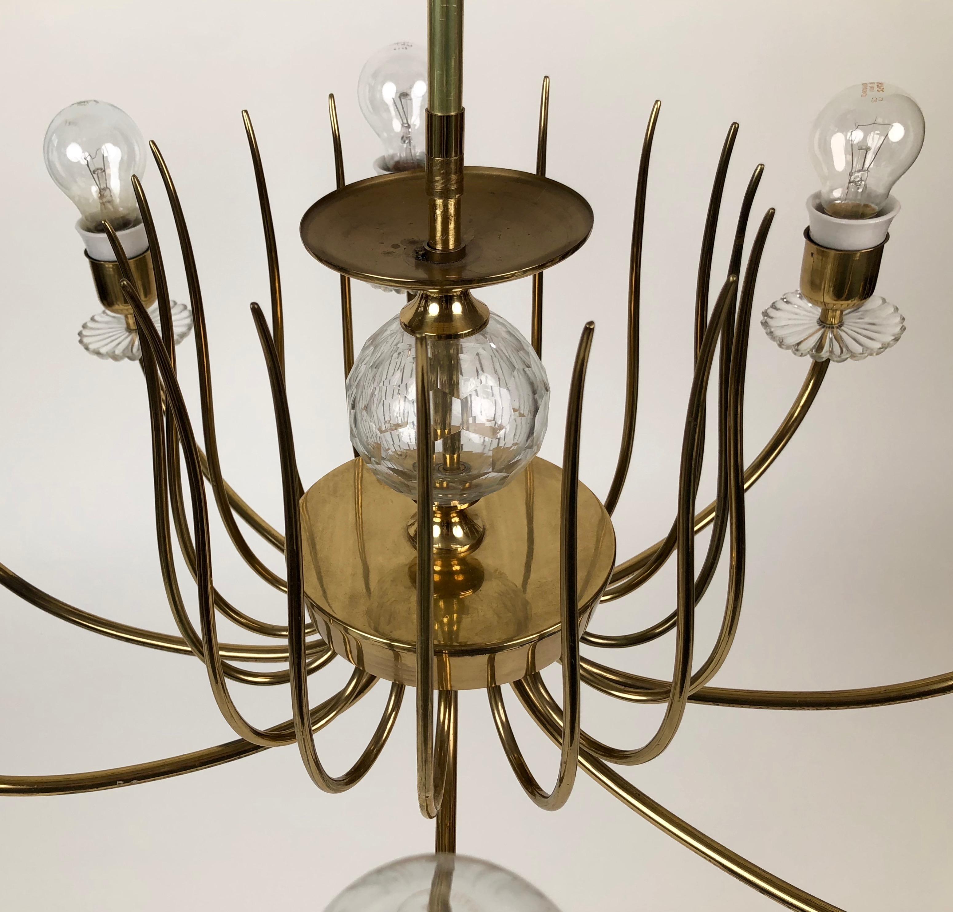 Austriaco Grande lampadario di J. & L. Lobmeyr in ottone, cristallo e paralumi in seta in vendita